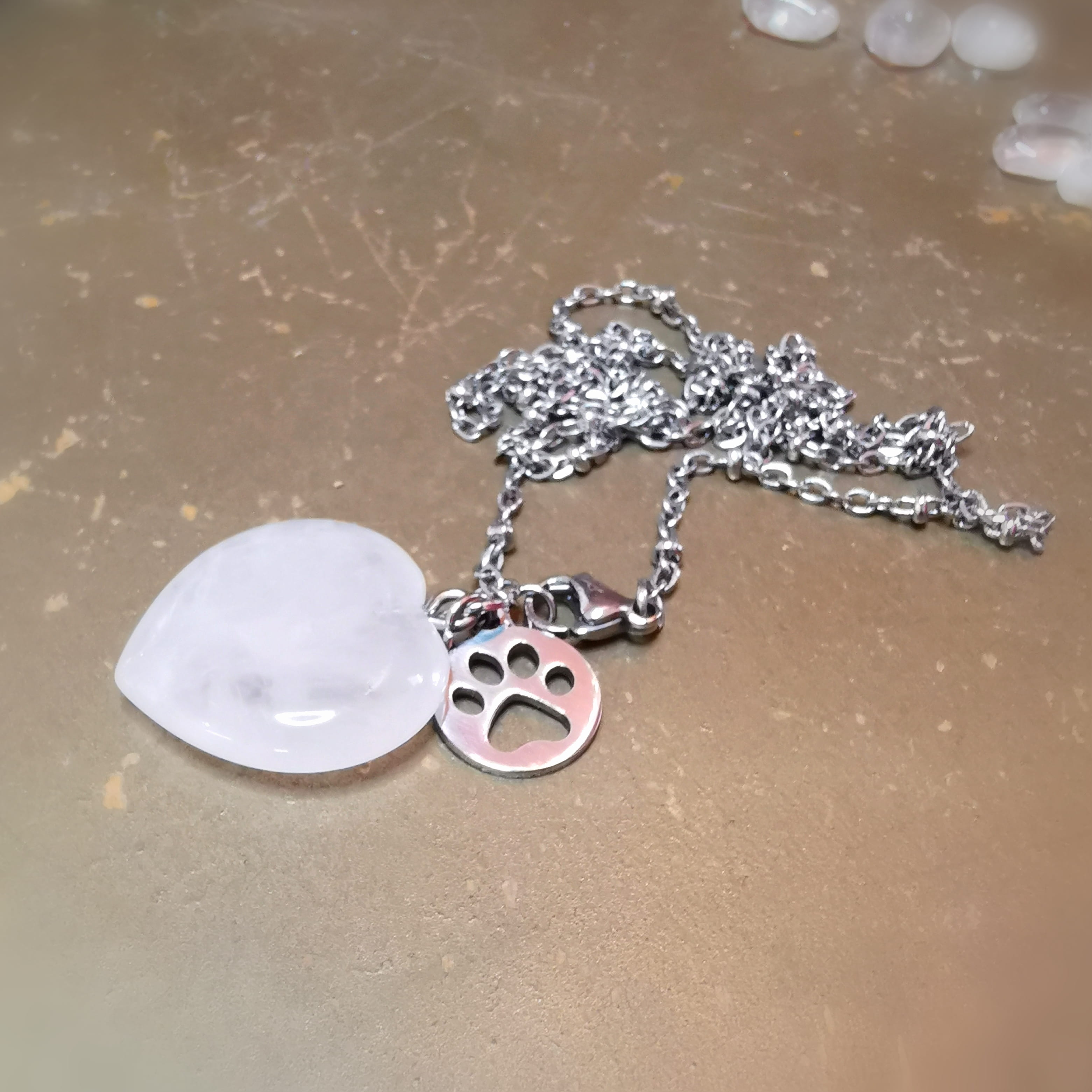 Rosenquarz Edelstein Herz Kette mit Pfoten Charm – geweiht für Liebe & tierische Verbundenheit