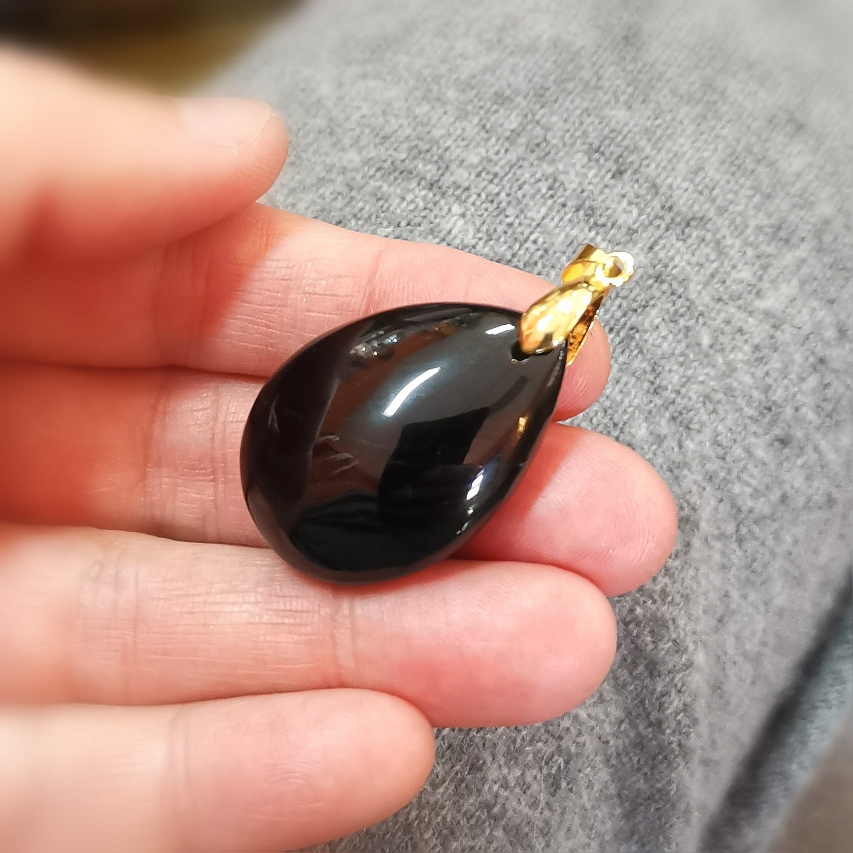 Schwarzer Turmalin Edelstein Tropfen – geweiht für Schutz, Erdung & klare Abgrenzung