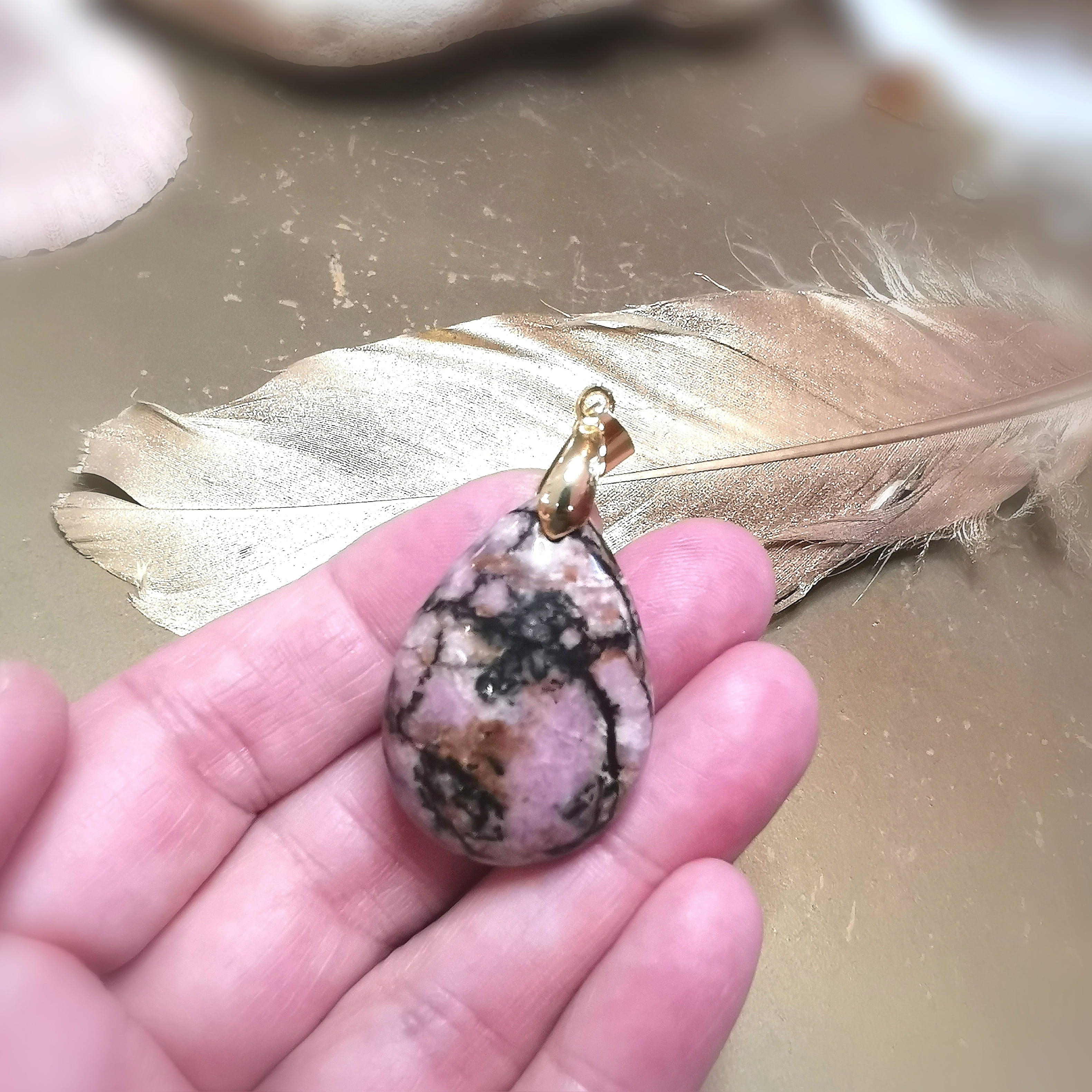 Rhodonit Edelstein Tropfen Anhänger – geweiht für Herzheilung & Stabilität