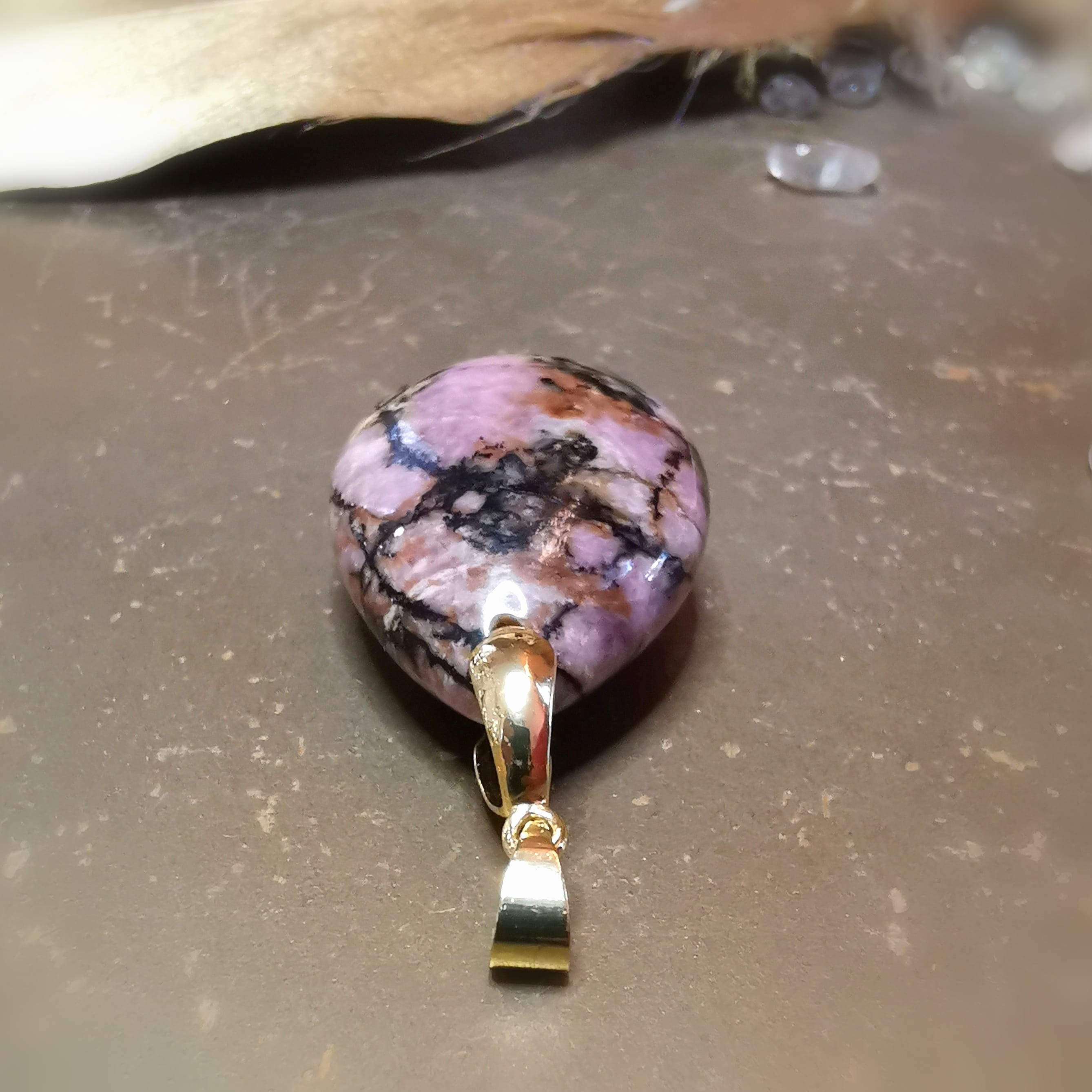 Rhodonit Edelstein Tropfen Anhänger – geweiht für Herzheilung & Stabilität