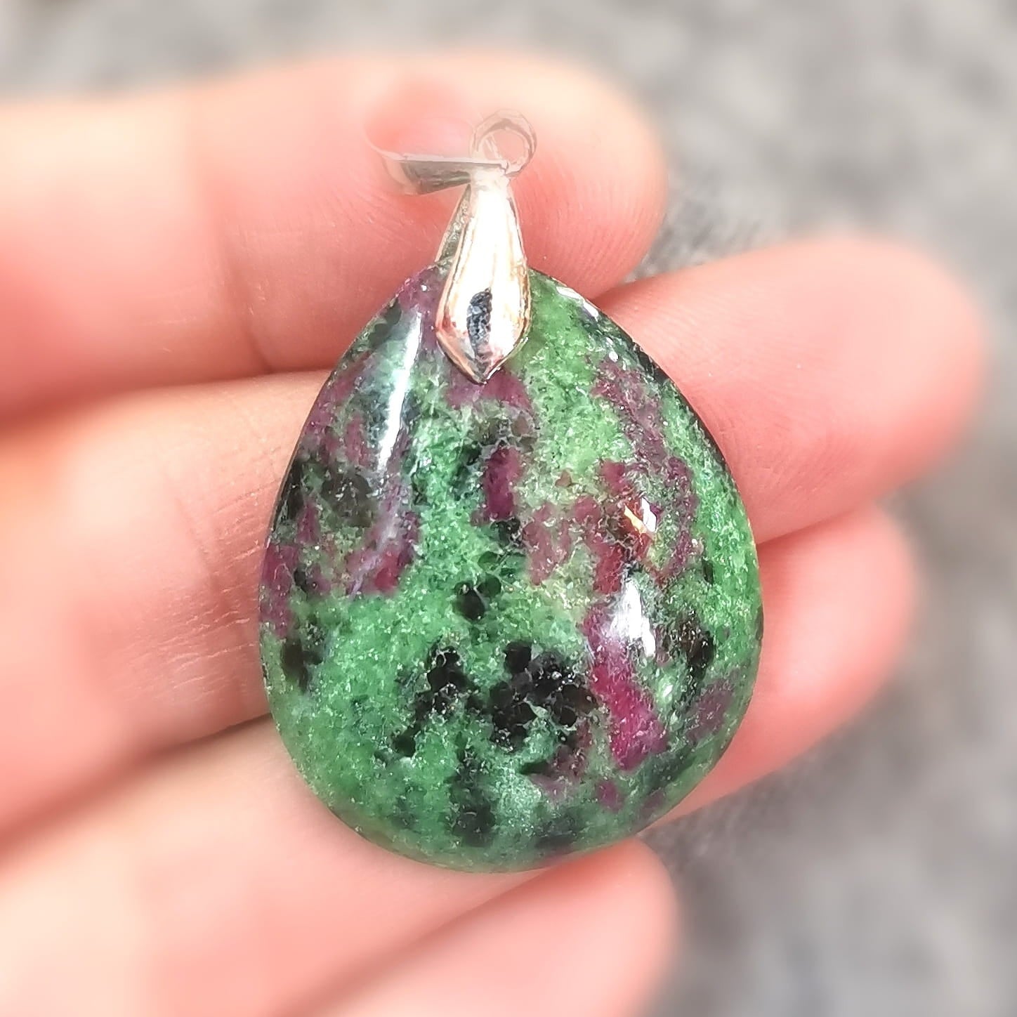 Rubin Zoisit Edelstein Tropfen Anhänger – geweiht für Harmonie & innere Balance