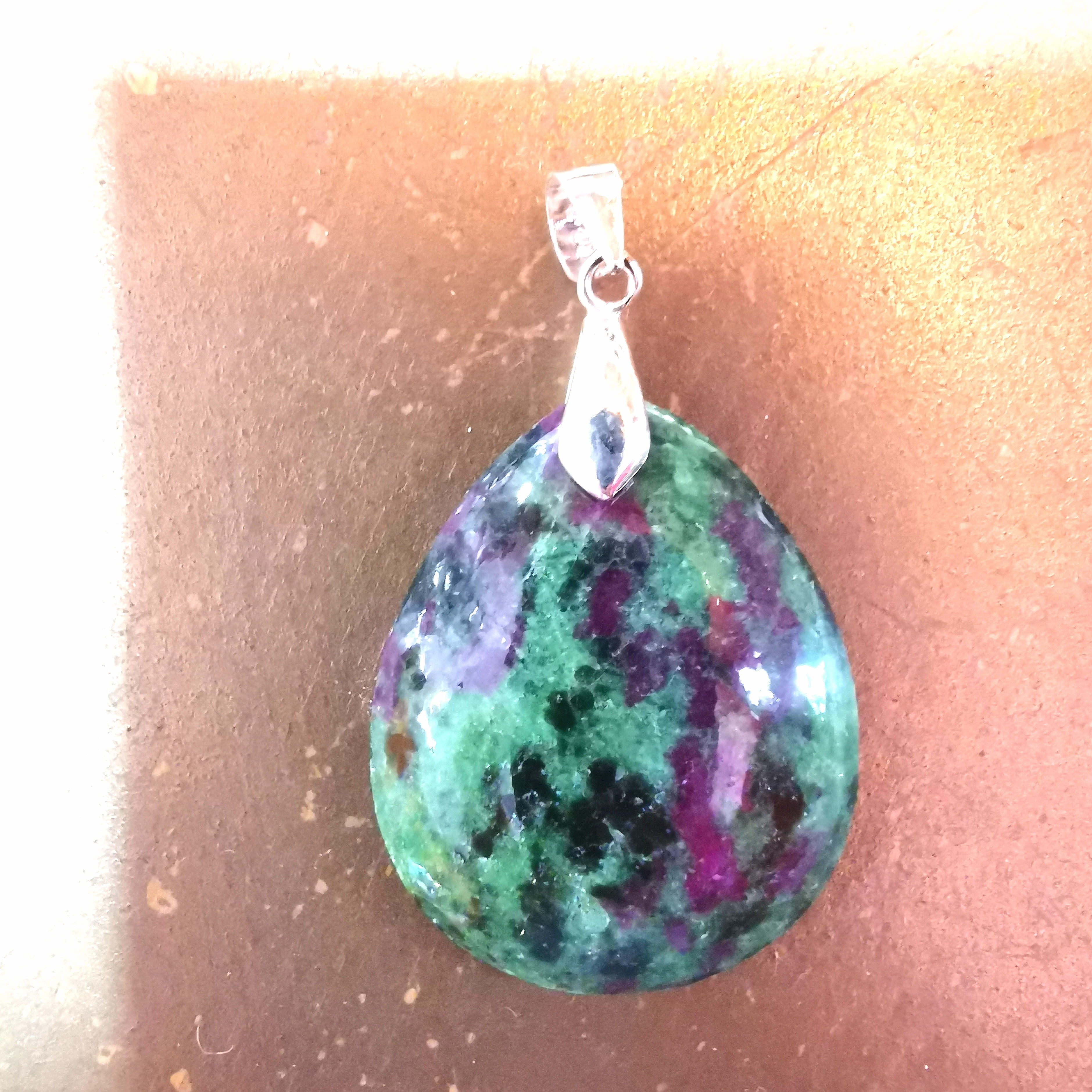 Rubin Zoisit Edelstein Tropfen Anhänger – geweiht für Harmonie & innere Balance