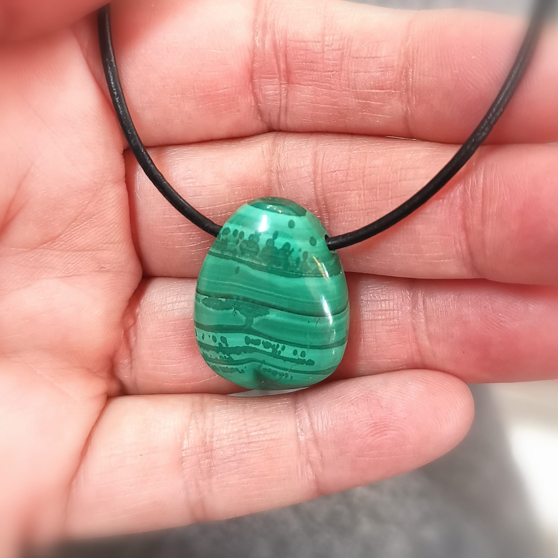 Minimalistisch & zauberhaft – Malachit Herzchakra Edelstein mit Lederkette