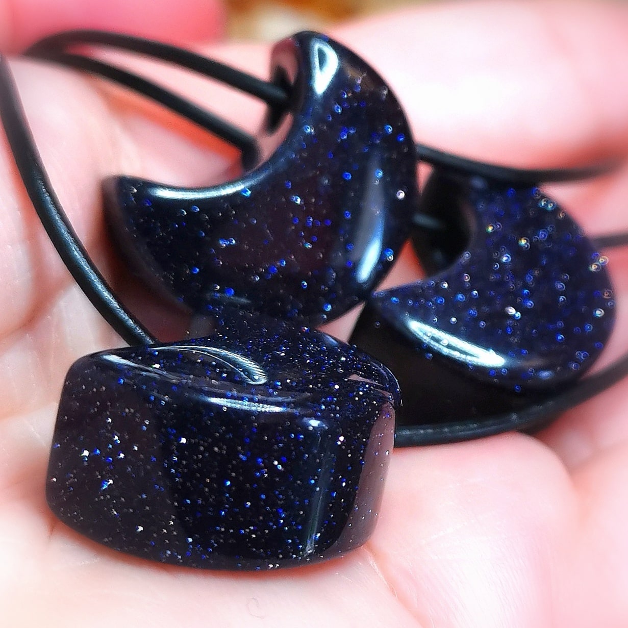 Mond-Anhänger blauer Aventurin an Leder – geweiht für Neubeginn & sanfte Transformation