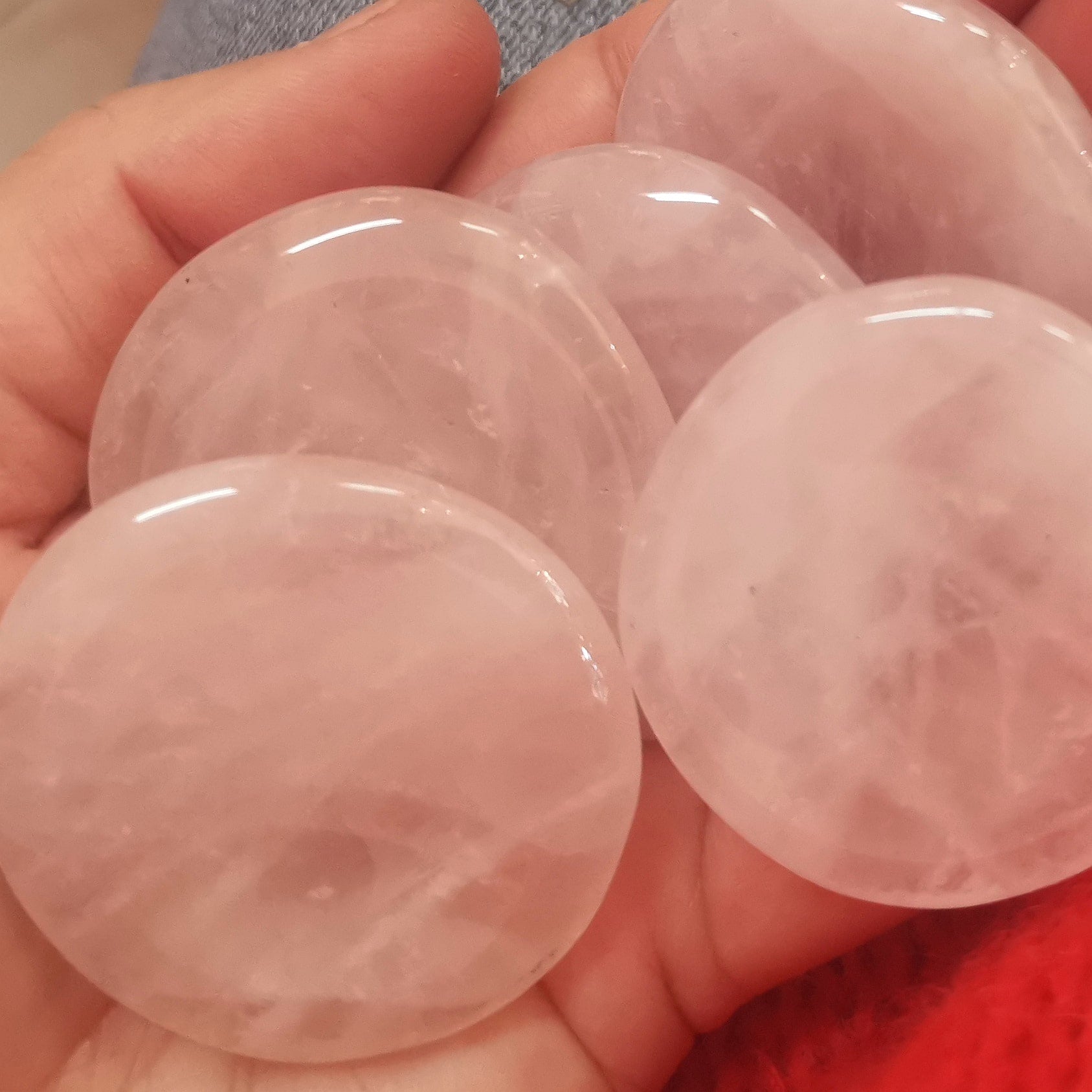 Rosenquarz Daumenstein – Heilstein für Meditation, Bewusstsein & Herzöffnung