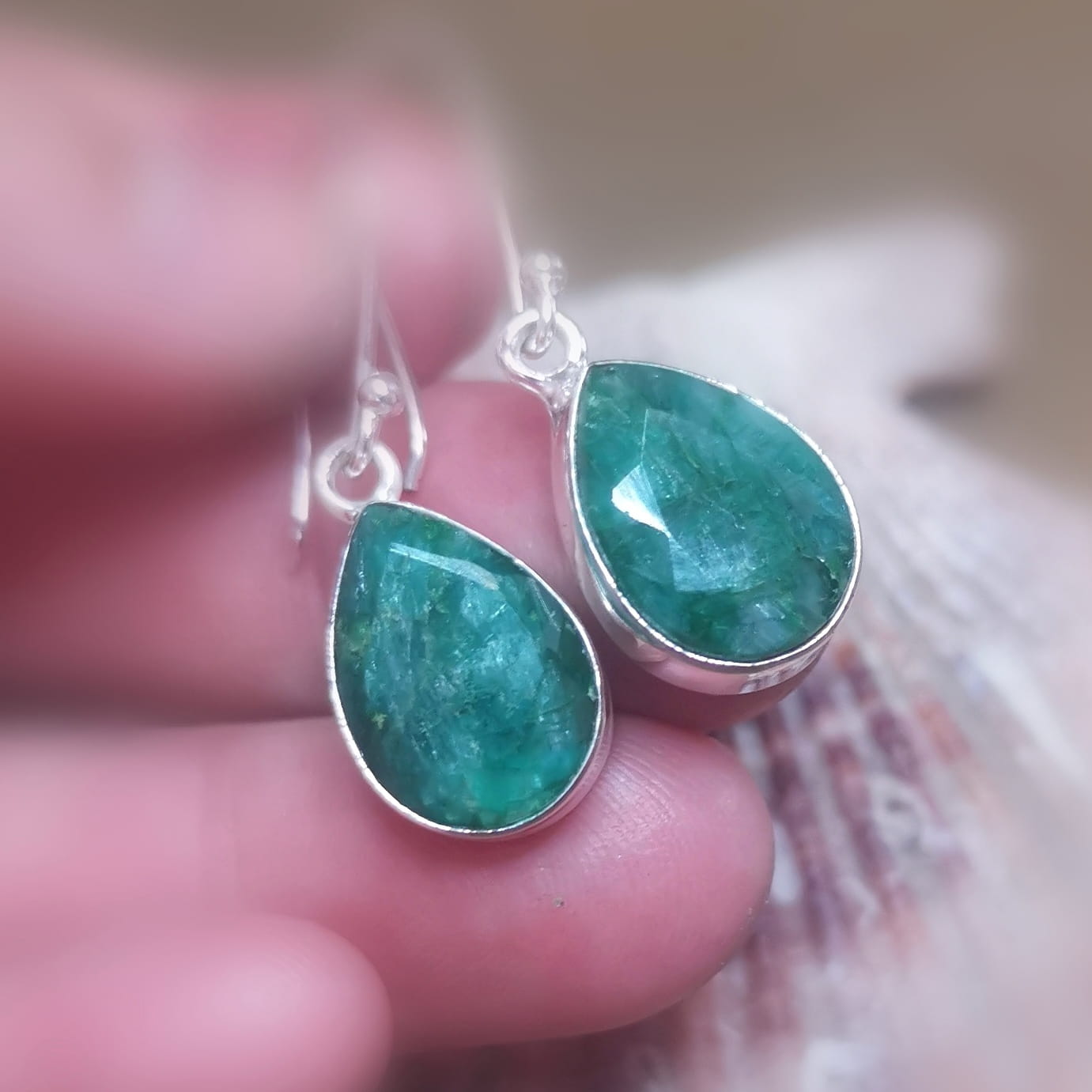 Smaragd / Korund Edelstein Ohrringe – geweiht für Herzstärke, Herzenskraft