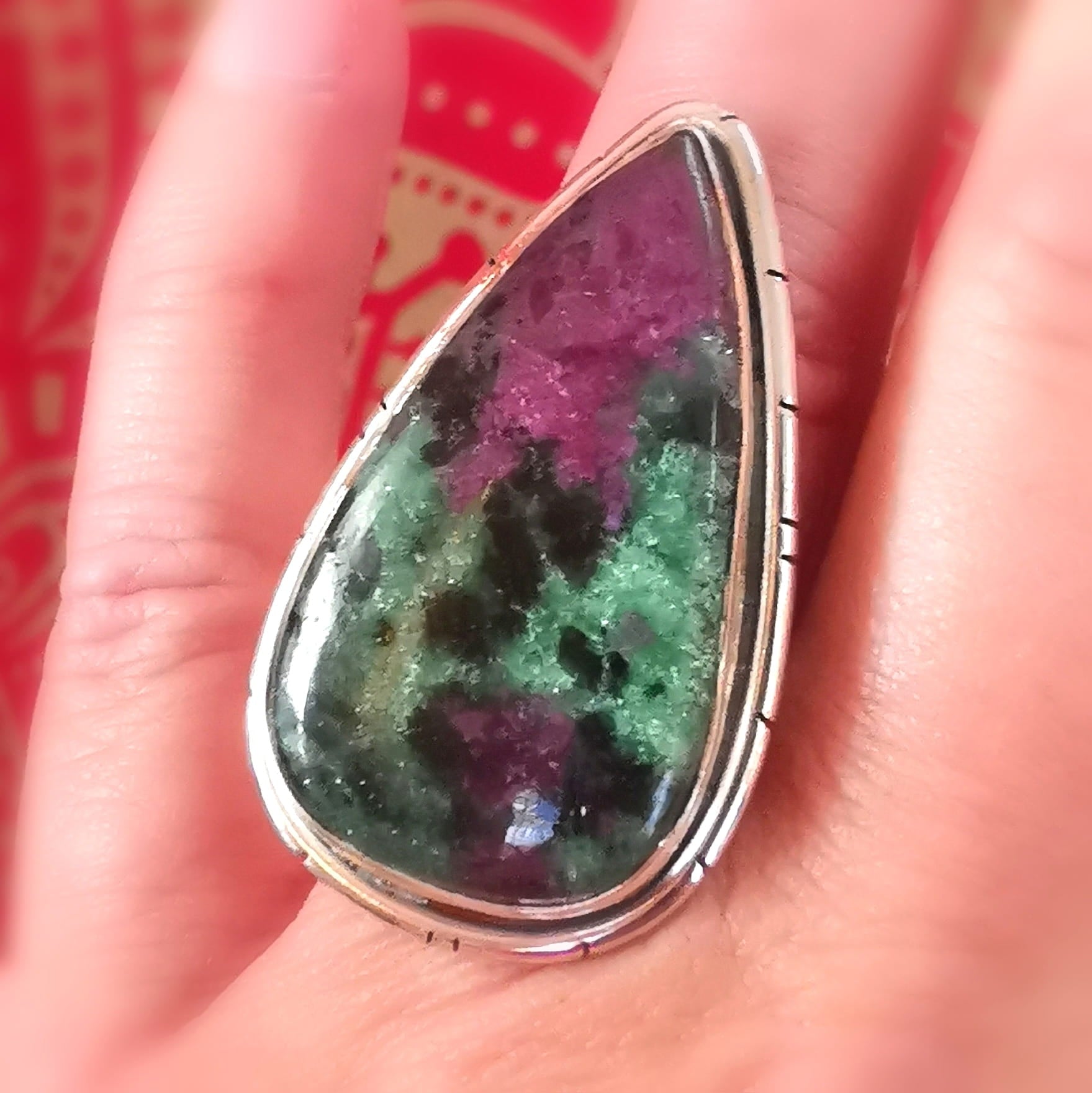 Rubin-Zoisit Edelstein Ring – geweiht für Lebensfreude, Herzfeuer & gelebte Leidenschaft