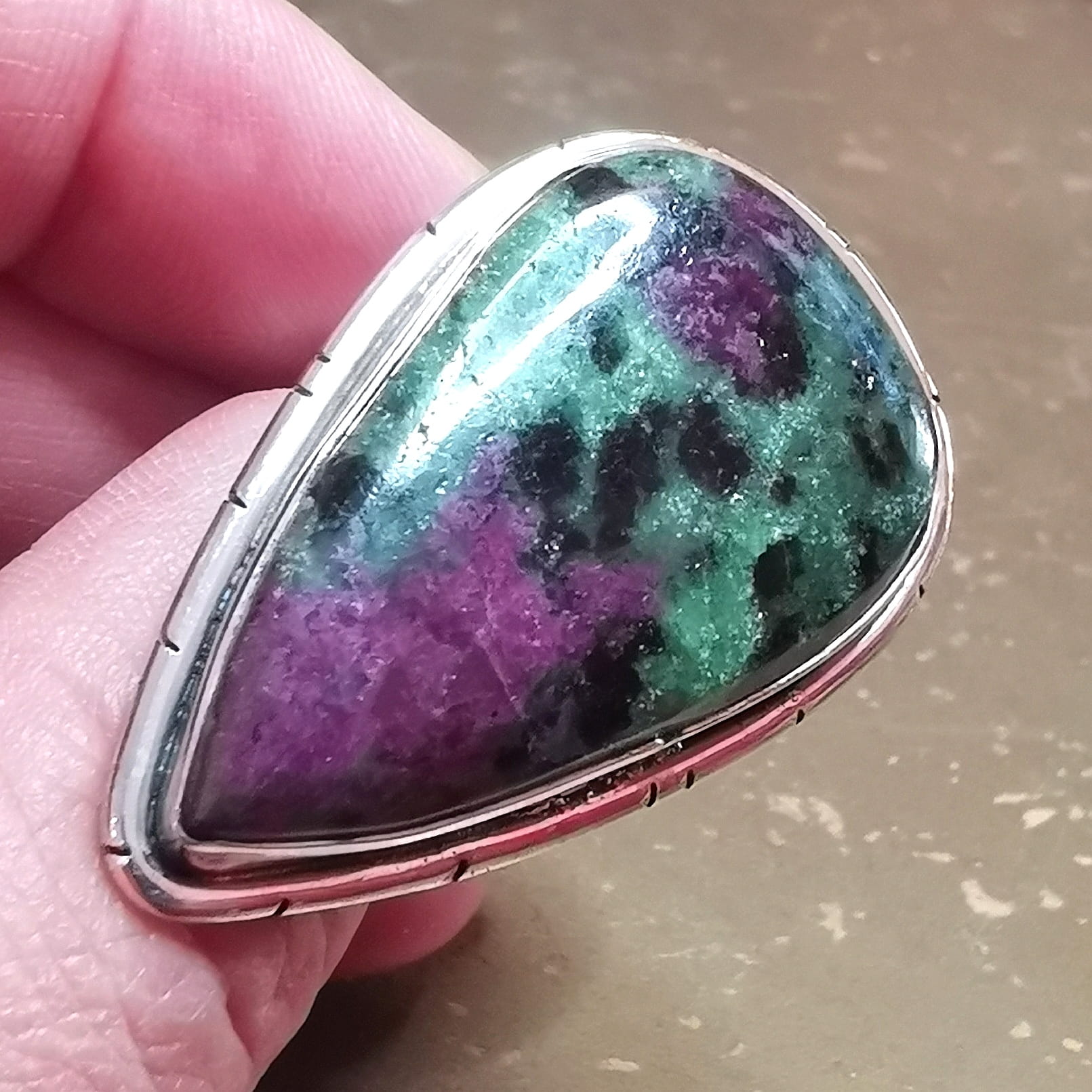 Rubin-Zoisit Edelstein Ring – geweiht für Lebensfreude, Herzfeuer & gelebte Leidenschaft