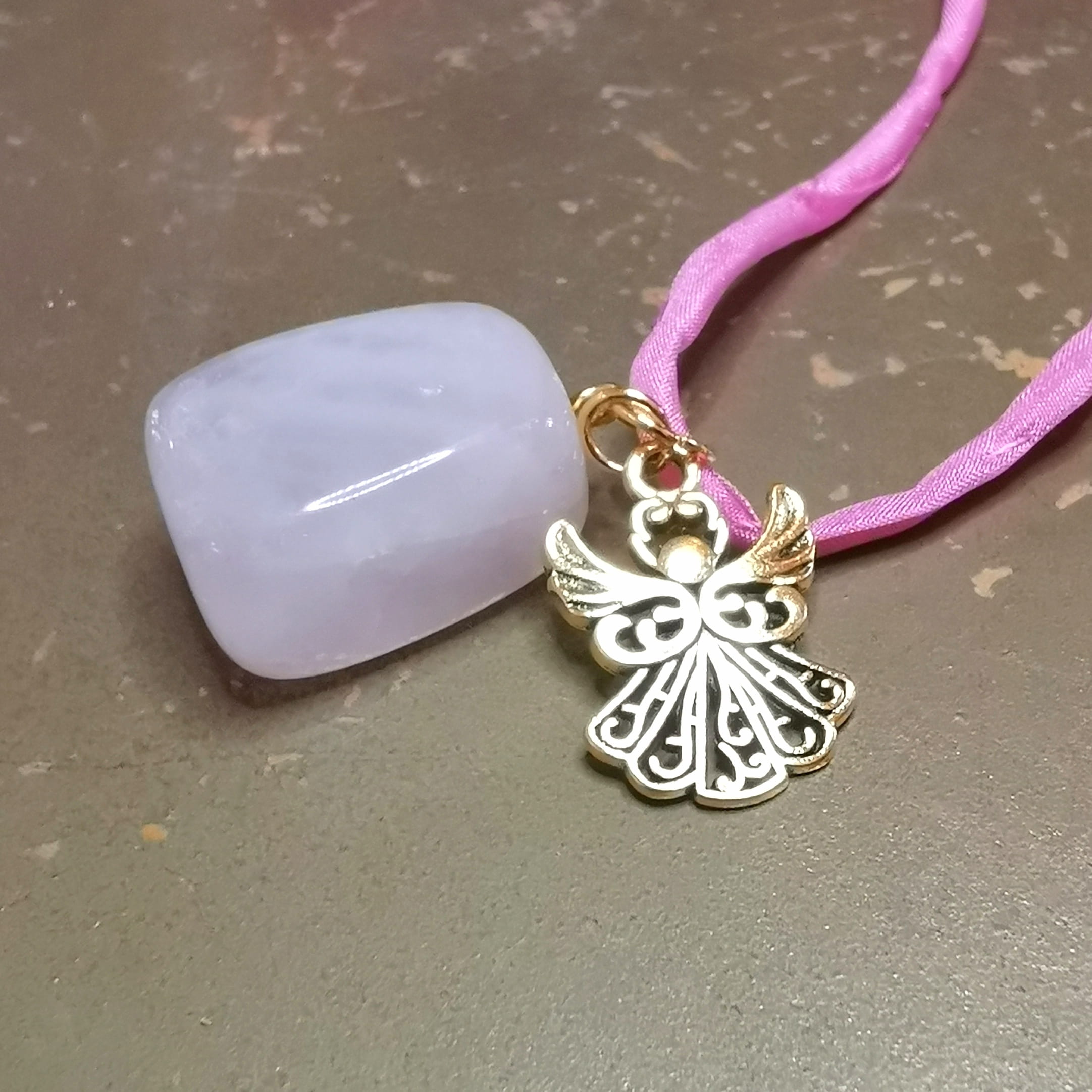 Rosenquarz Edelstein Anhänger mit Gold-Engel – geweiht für Liebe