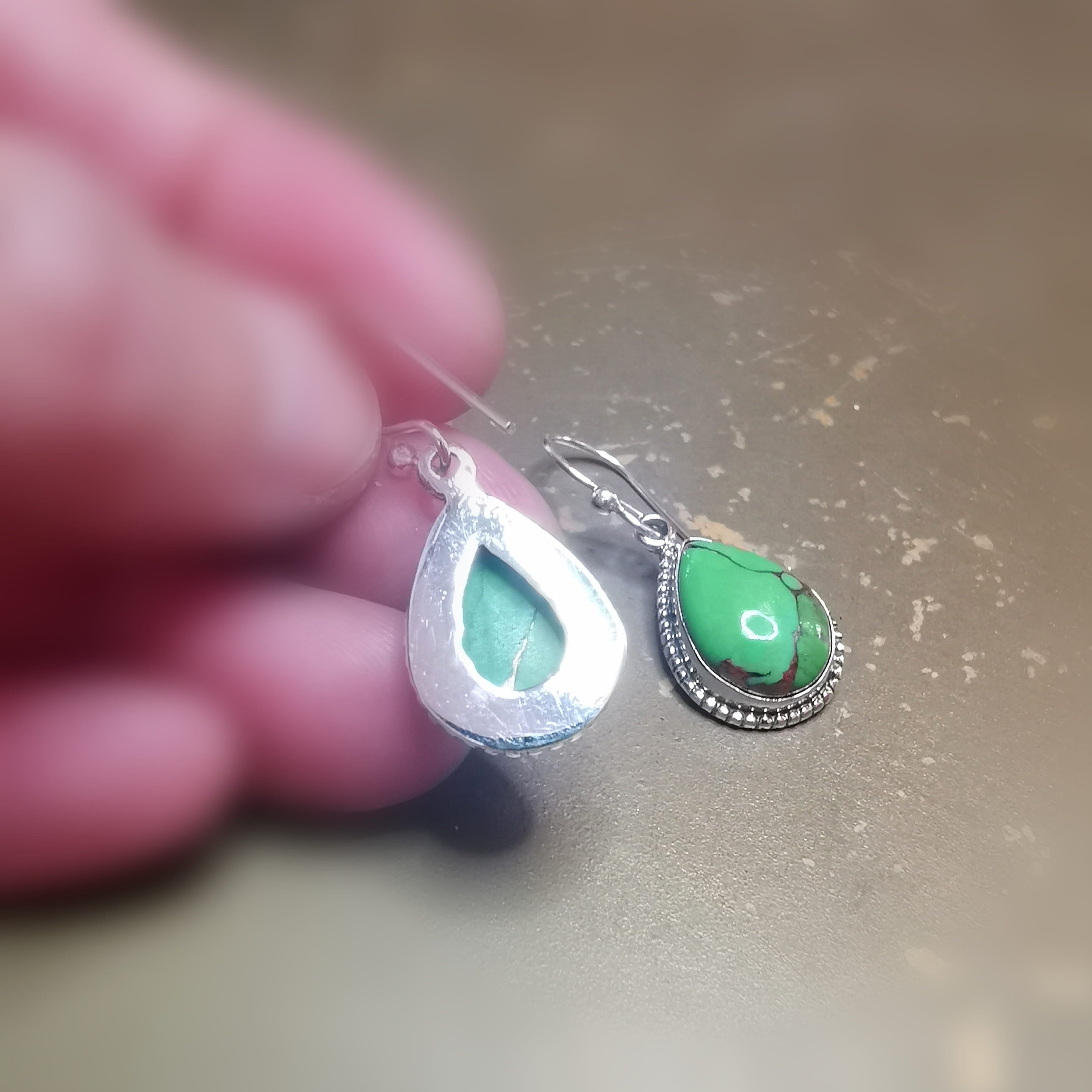 Grüner Türkis Edelstein Yoga Ohrringe – geweiht für Klarheit & freien Energiefluss