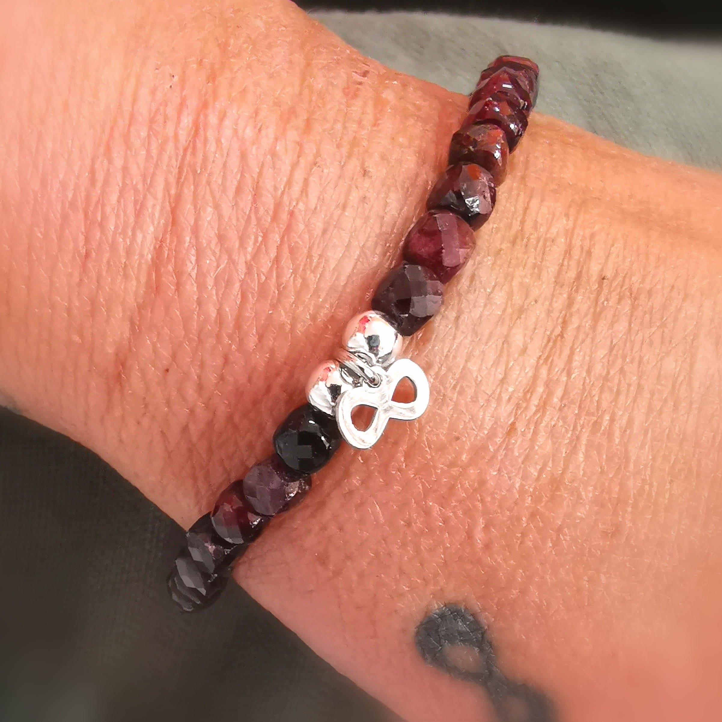 Granat Infinity Karma Edelstein Yoga Armband – geweiht für Kraft & Liebe