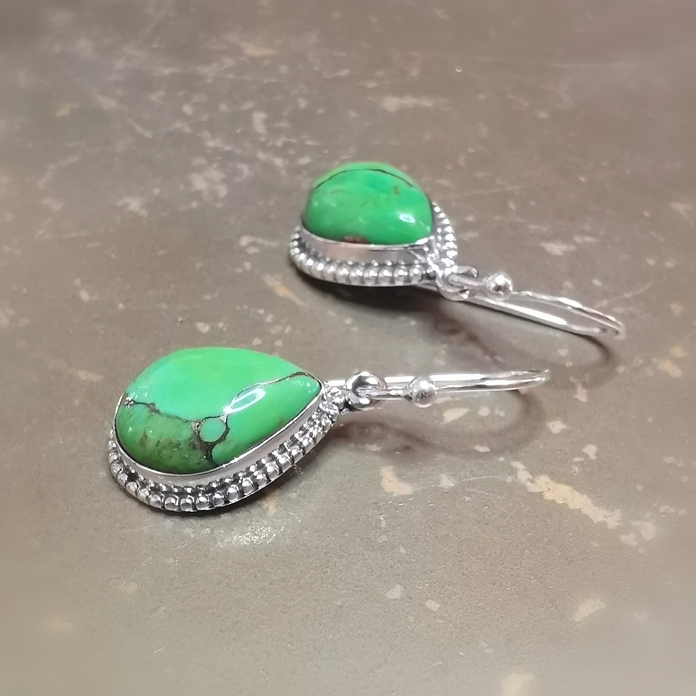 Grüner Türkis Edelstein Yoga Ohrringe – geweiht für Klarheit & freien Energiefluss