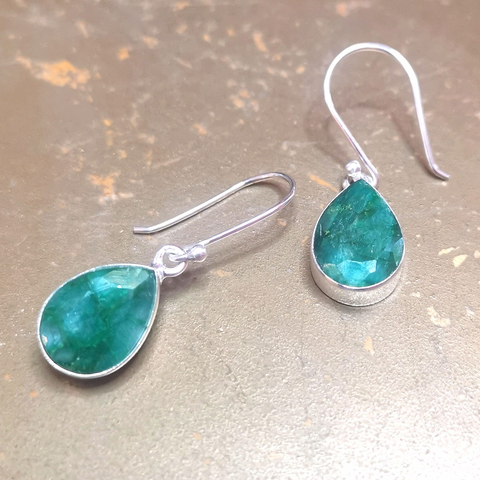 Smaragd / Korund Edelstein Ohrringe – geweiht für Herzstärke, Herzenskraft