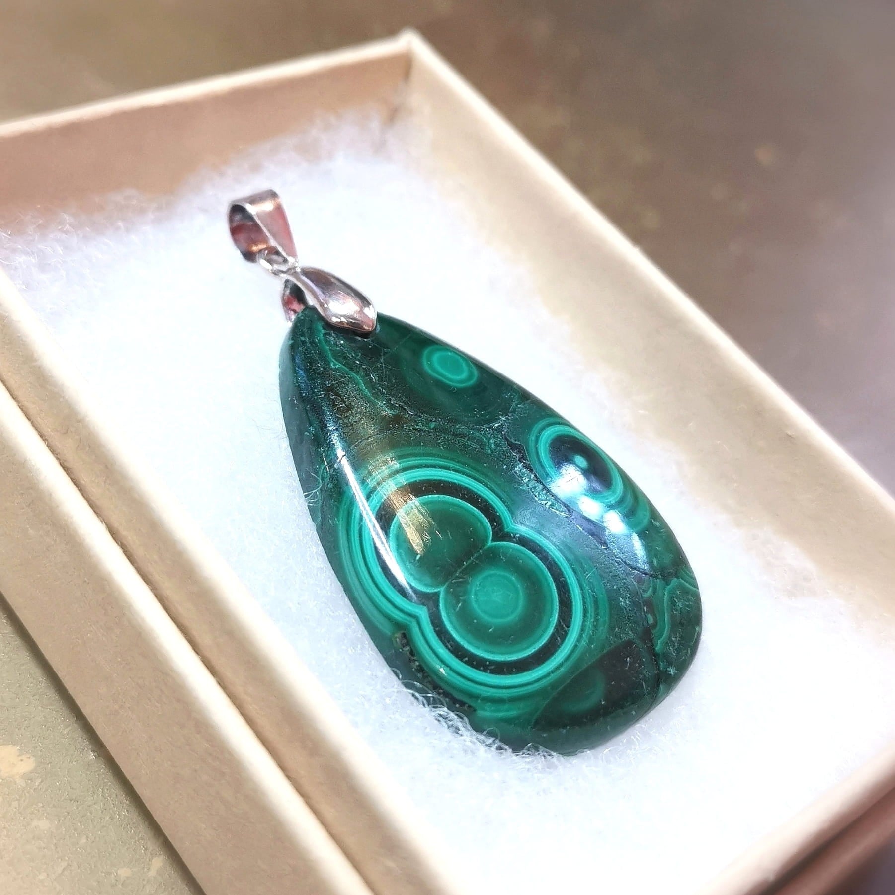 Malachit Edelstein Anhänger – geweiht für Ausgeglichenheit, Lebensfreude & Herzstärke