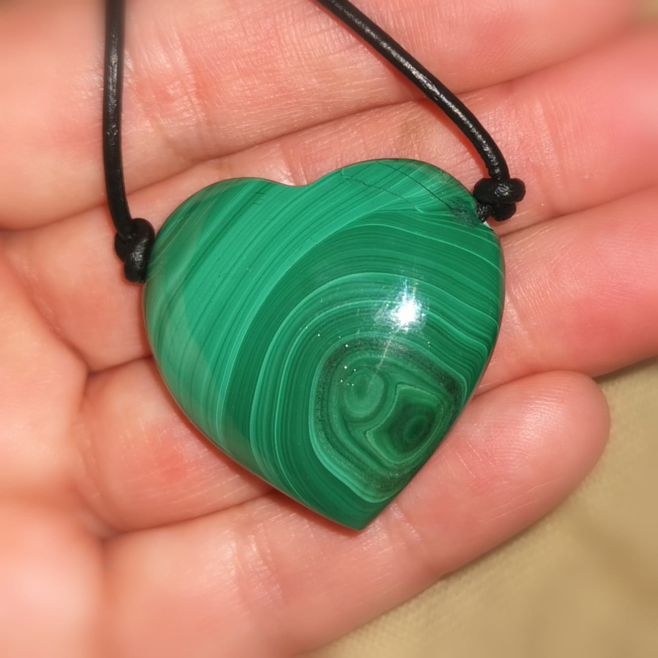 Malachit Herz Edelstein – geweiht für Herzöffnung, Ausgleich & Lebenskraft