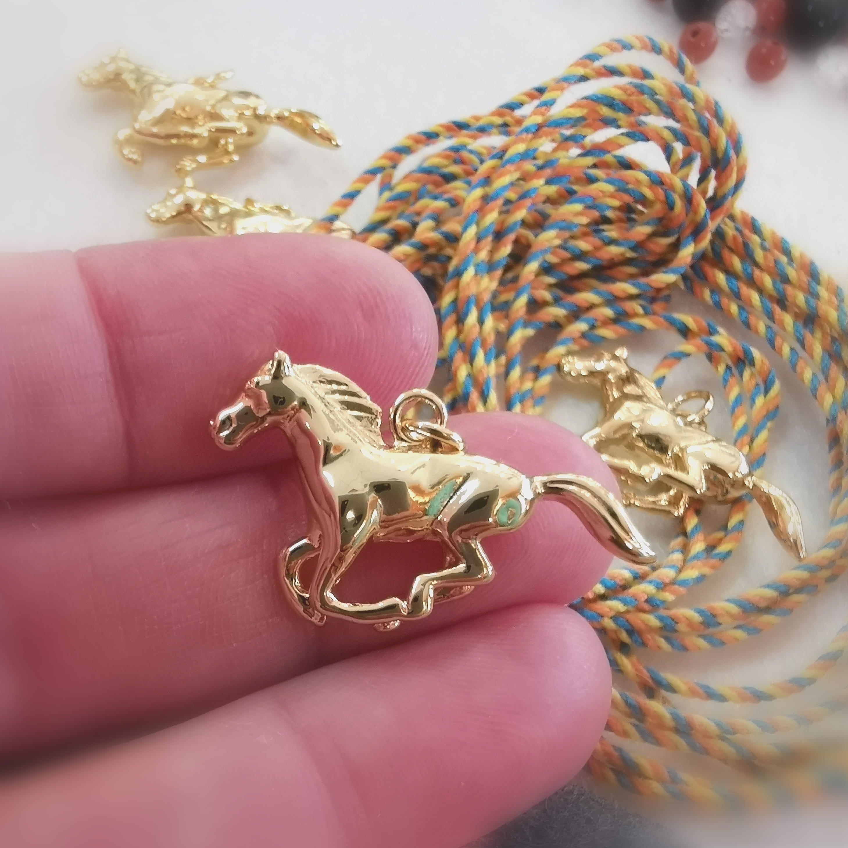 Gold Edelstahl Pferd im Galopp Karma Armbändchen – der Energie-Reminder für 2026
