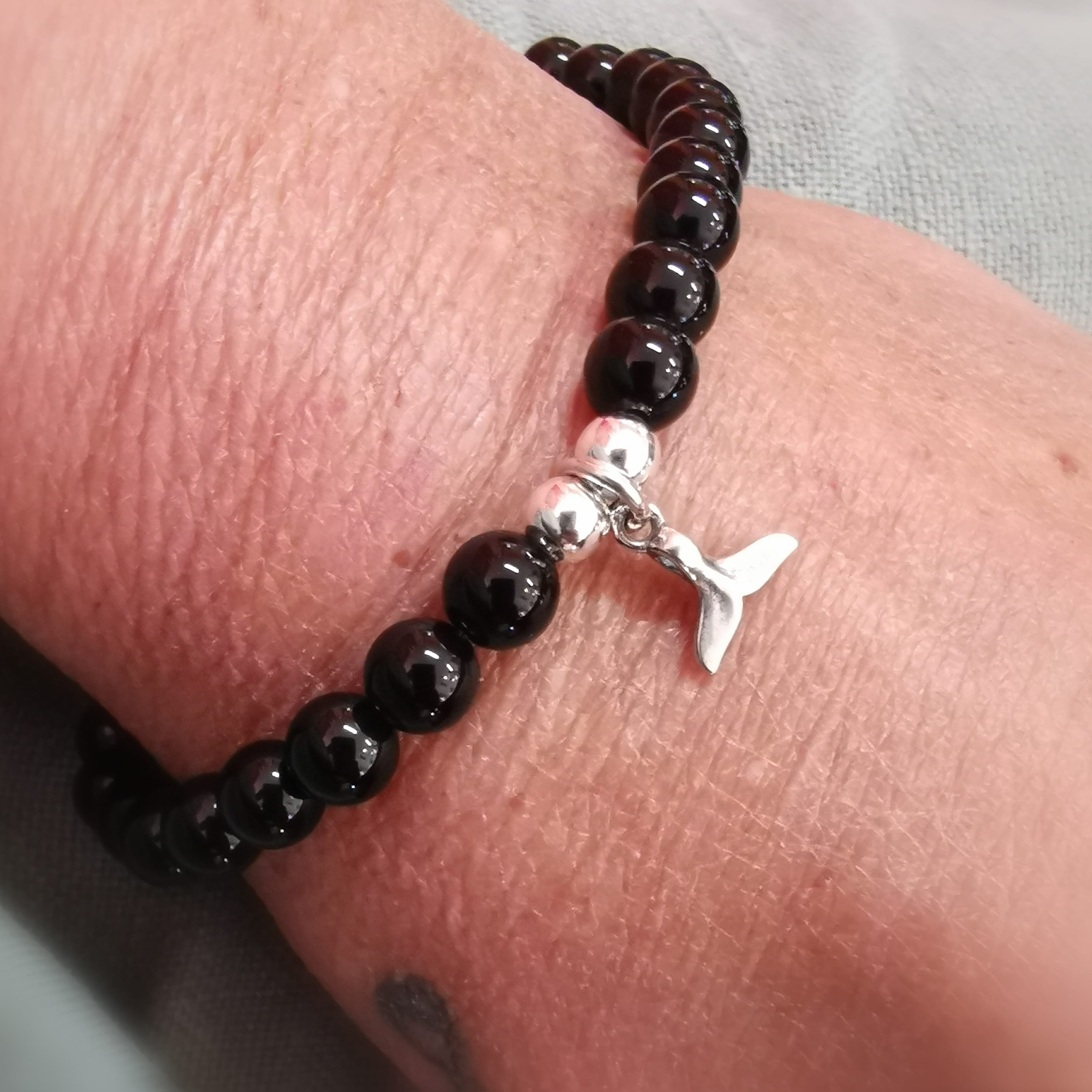 Onyx Edelstein Karma Armband mit Walflosse – geweiht für Urvertrauen & innere Stärke