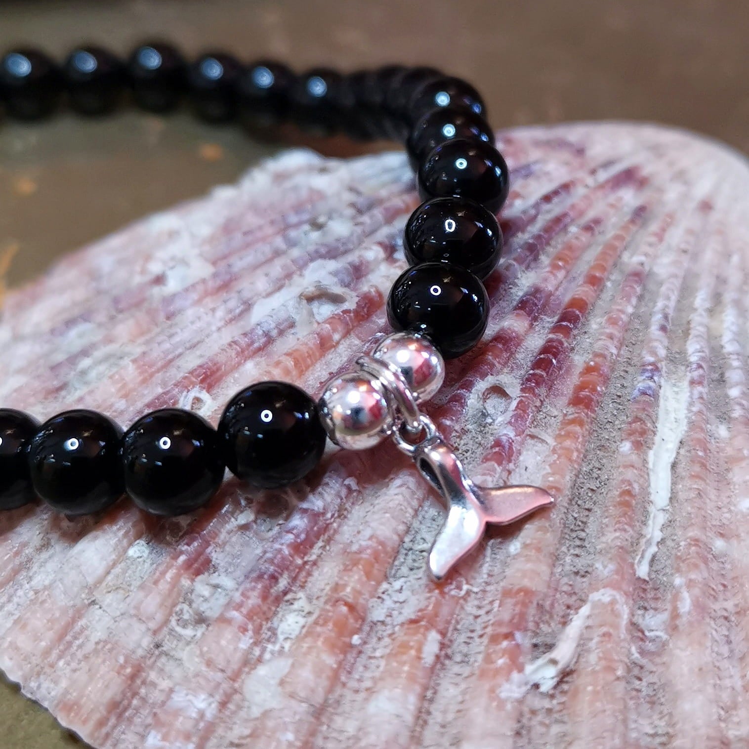 Onyx Edelstein Karma Armband mit Walflosse – geweiht für Urvertrauen & innere Stärke