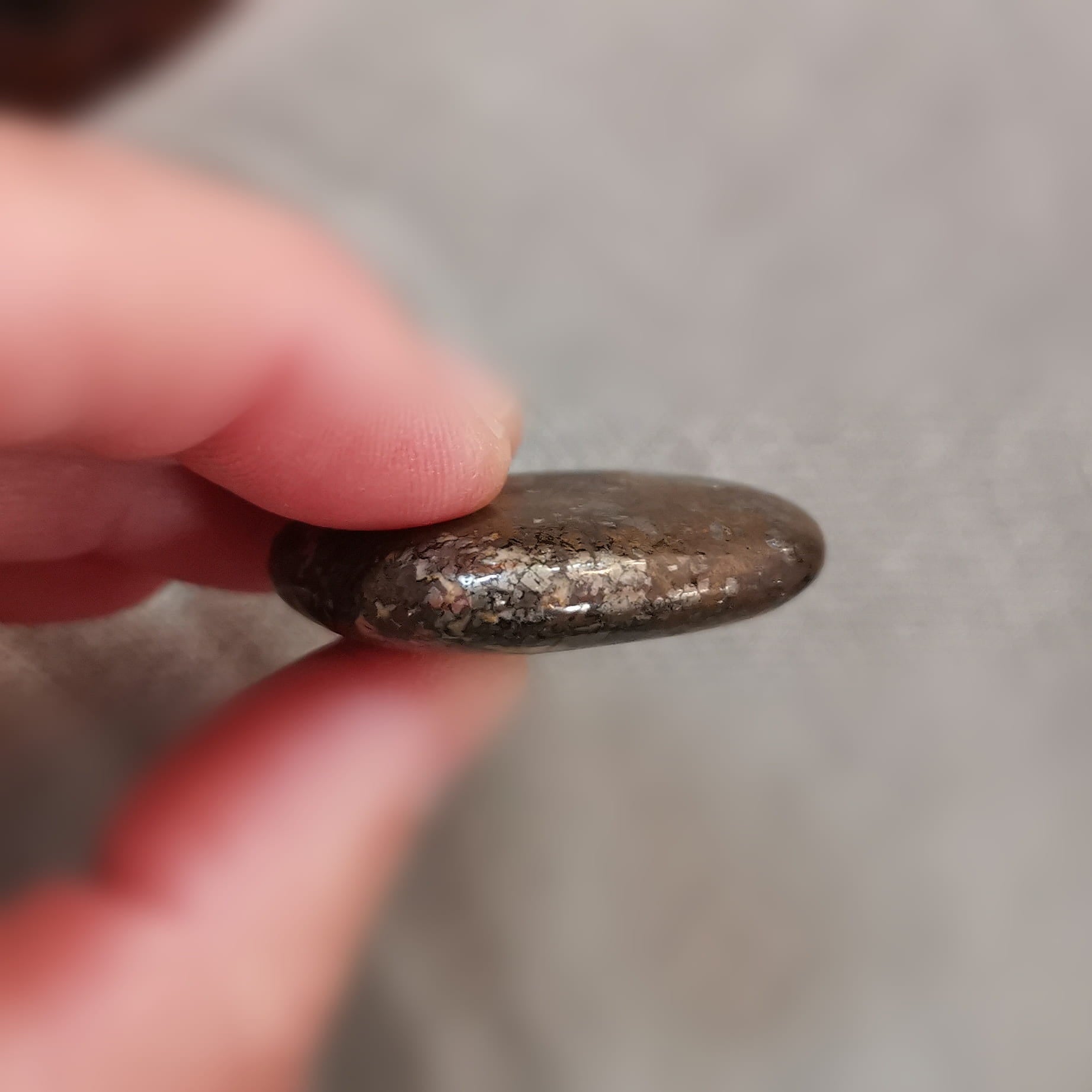 Pyrit AA Heilstein Handschmeichler – geweiht für Mut, Selbsterkenntnis & kraftvolle Transformation