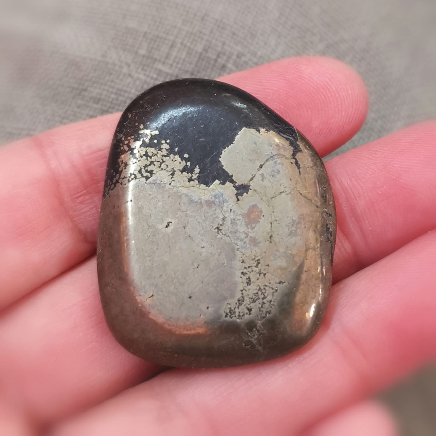 Pyrit AA Heilstein Handschmeichler – geweiht für Mut, kraftvolle Transformation & Selbsterkenntnis