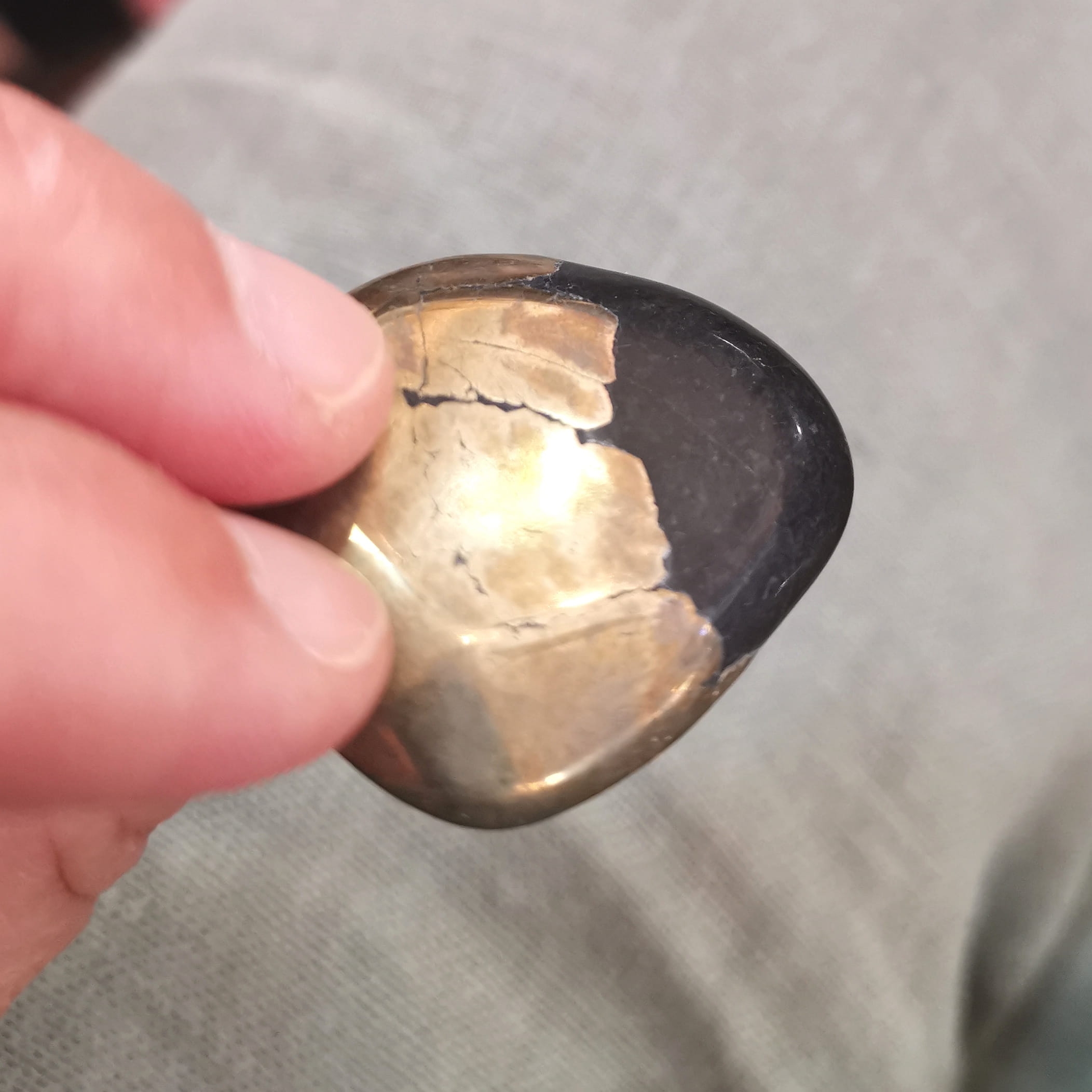 Pyrit AA Heilstein Handschmeichler – geweiht für Mut, kraftvolle Transformation & Selbsterkenntnis