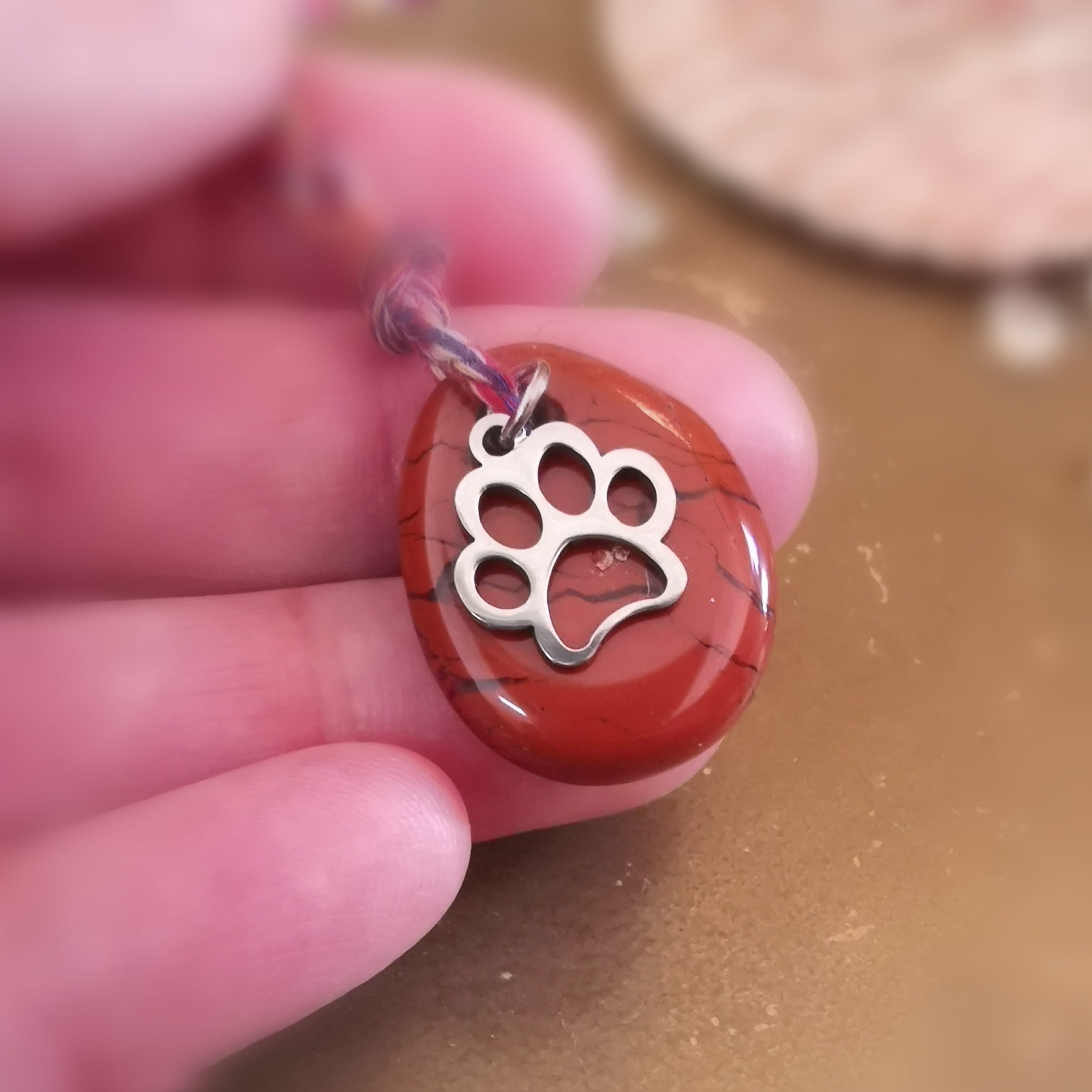 Jaspis Edelstein Pfoten Amulett – Karma Kette für Tierliebe & Herzensverbindung