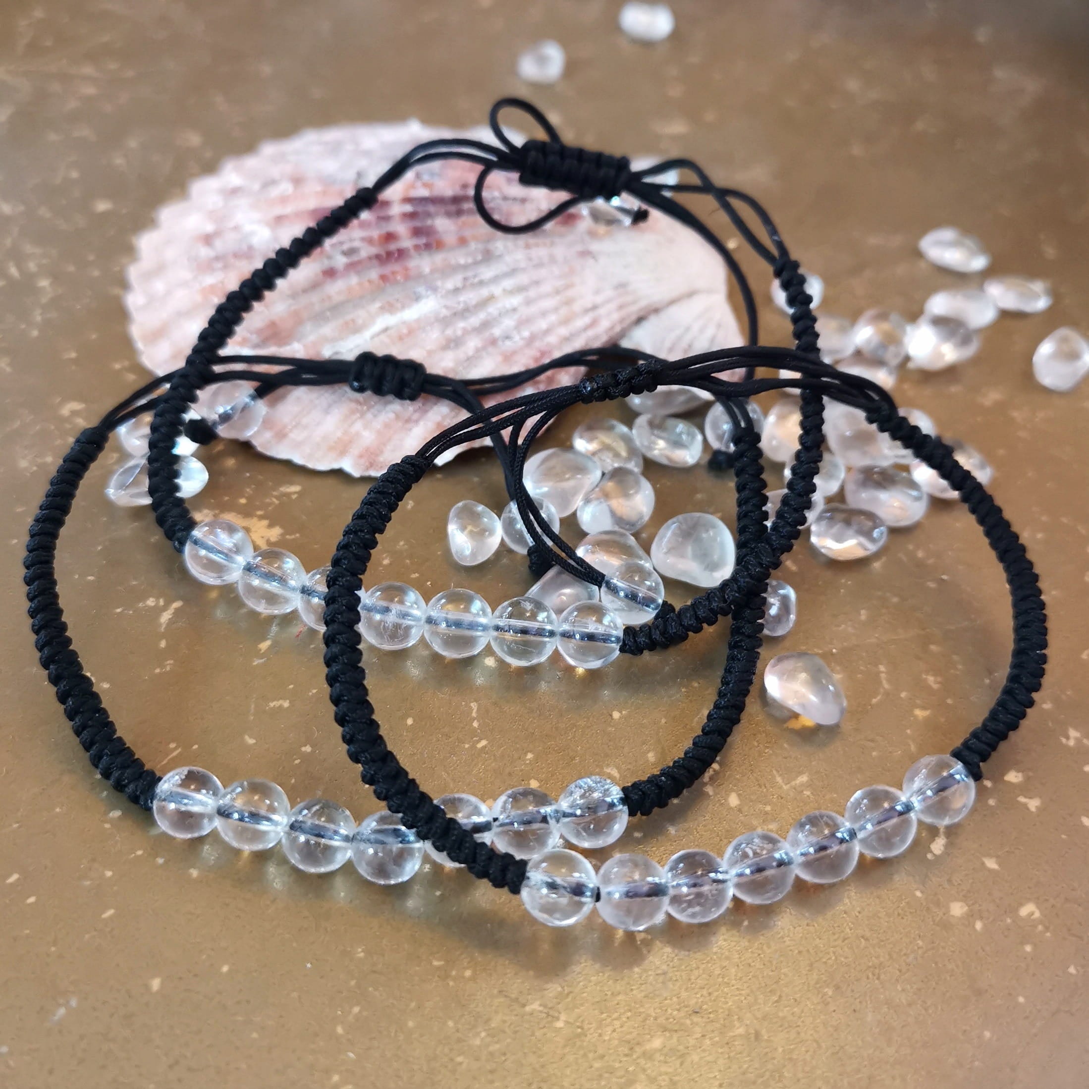 Bergkristall Makramee Aura Kraft Armband – für Reinigung, Schutz & klare Energie