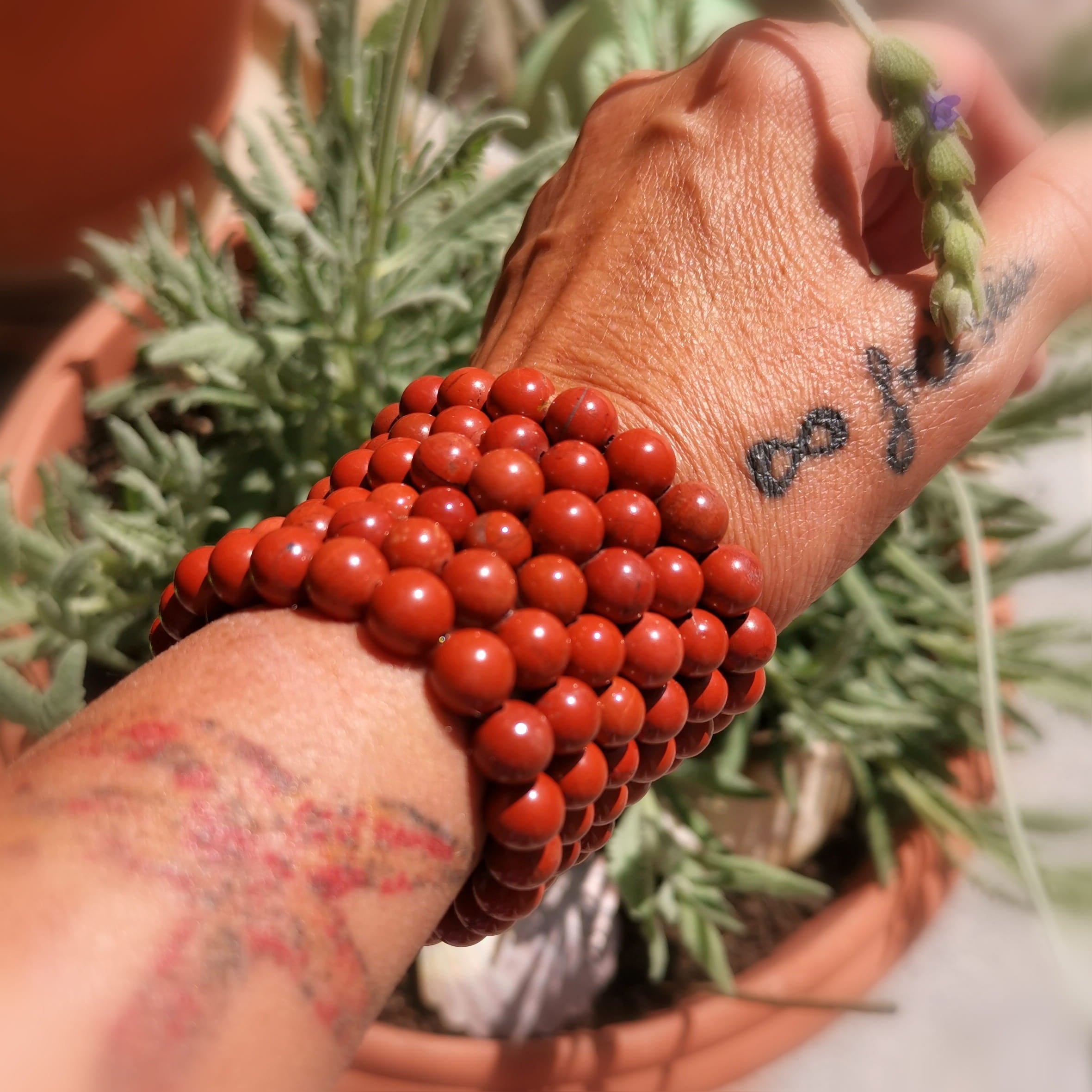 Roter Jaspis Edelstein Yoga Armband 8 mm – geweiht für Erdung, Mut & Wurzelchakra Kraft