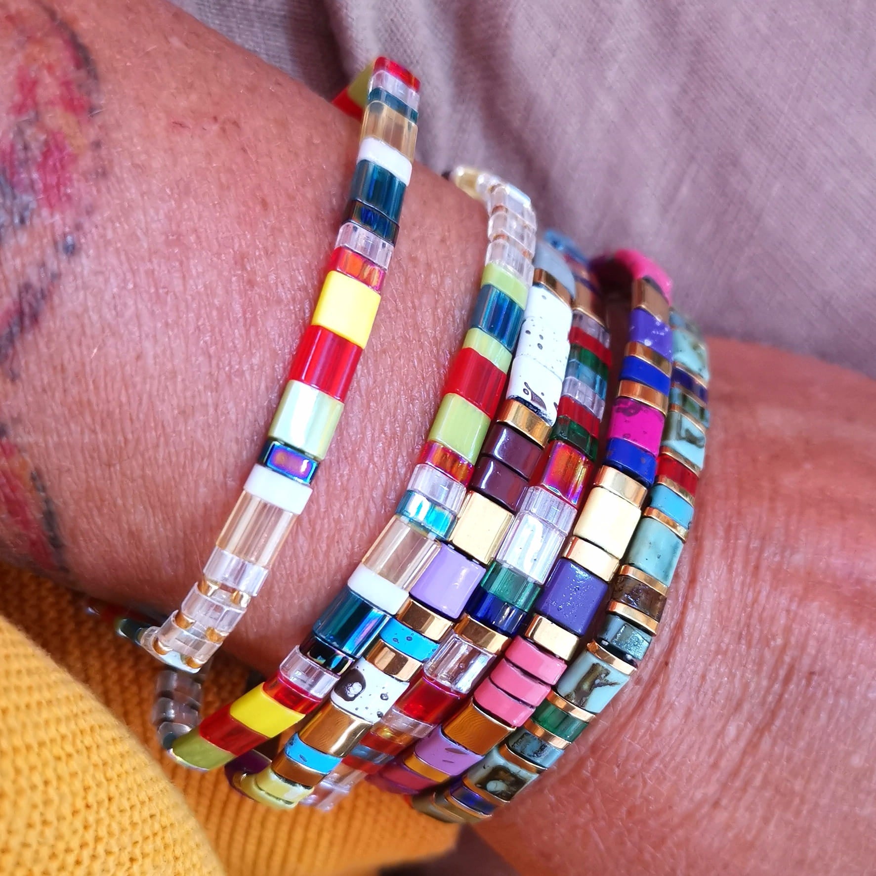 Hämatit Boho Stretch Beads Armreif – elastisches Statement Armband mit Licht & Liebe