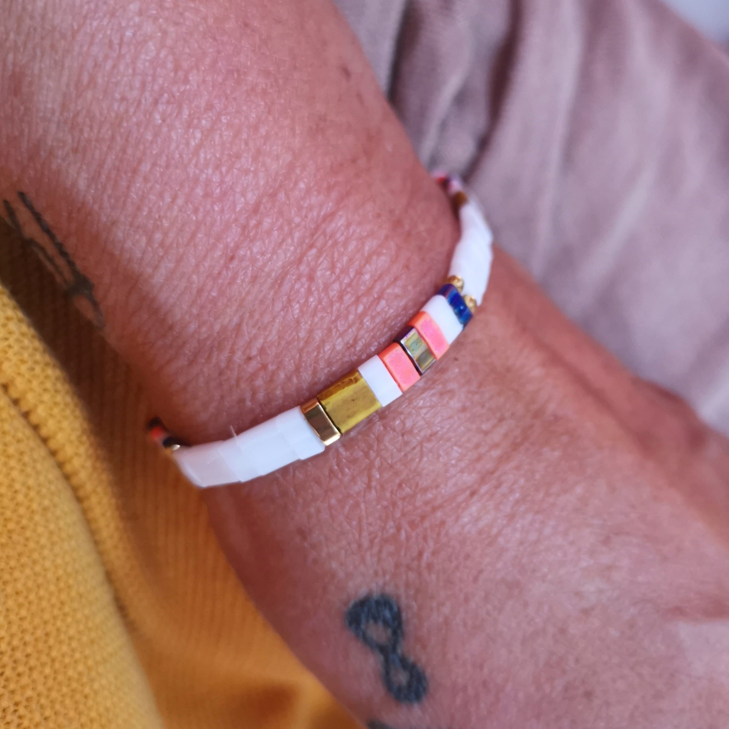 Boho Stretch Armband bunt – elastisches Statement Armband mit Licht & Liebe