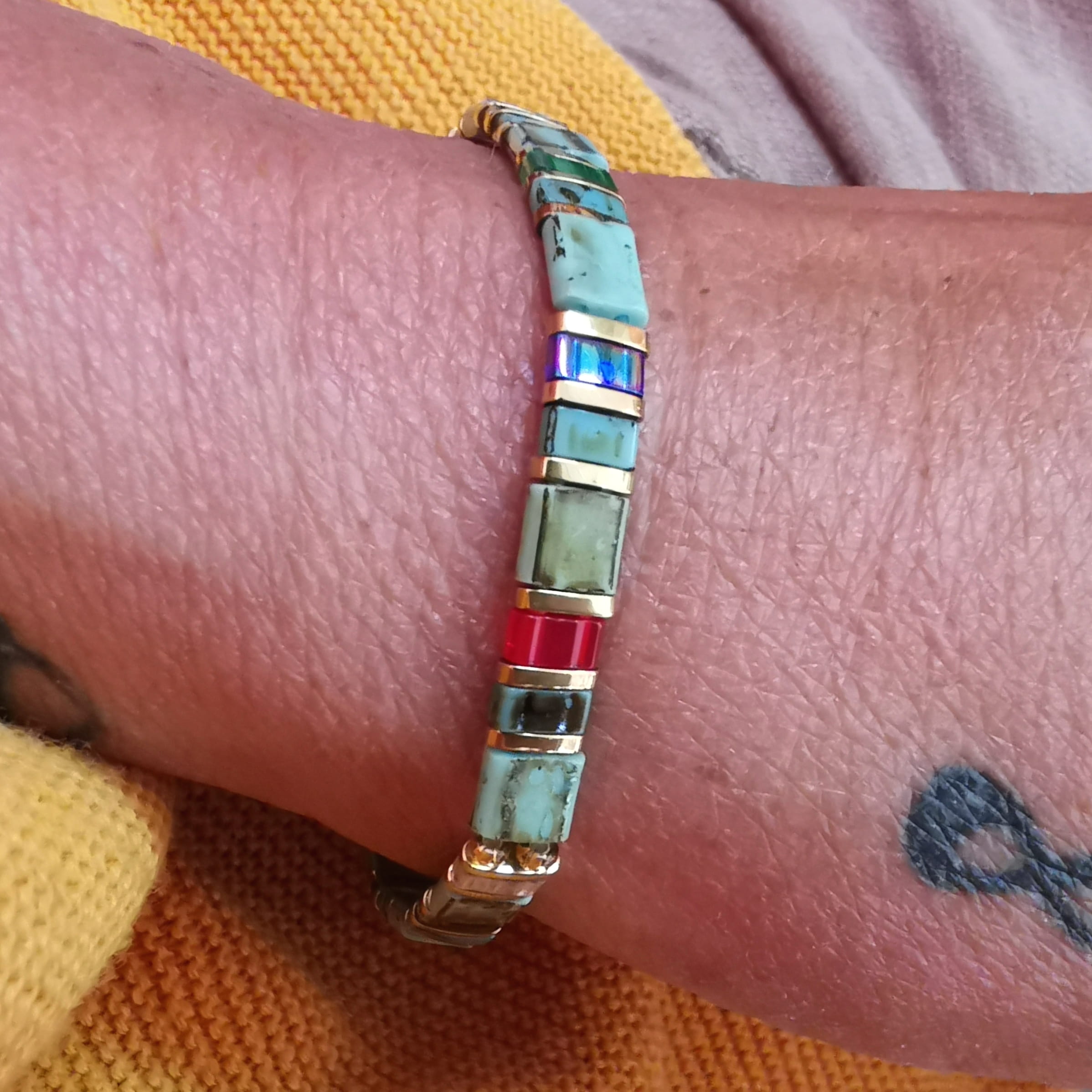 Stretch Beads Armband Grün bunt – elastisches Statement Armband mit Licht & Liebe
