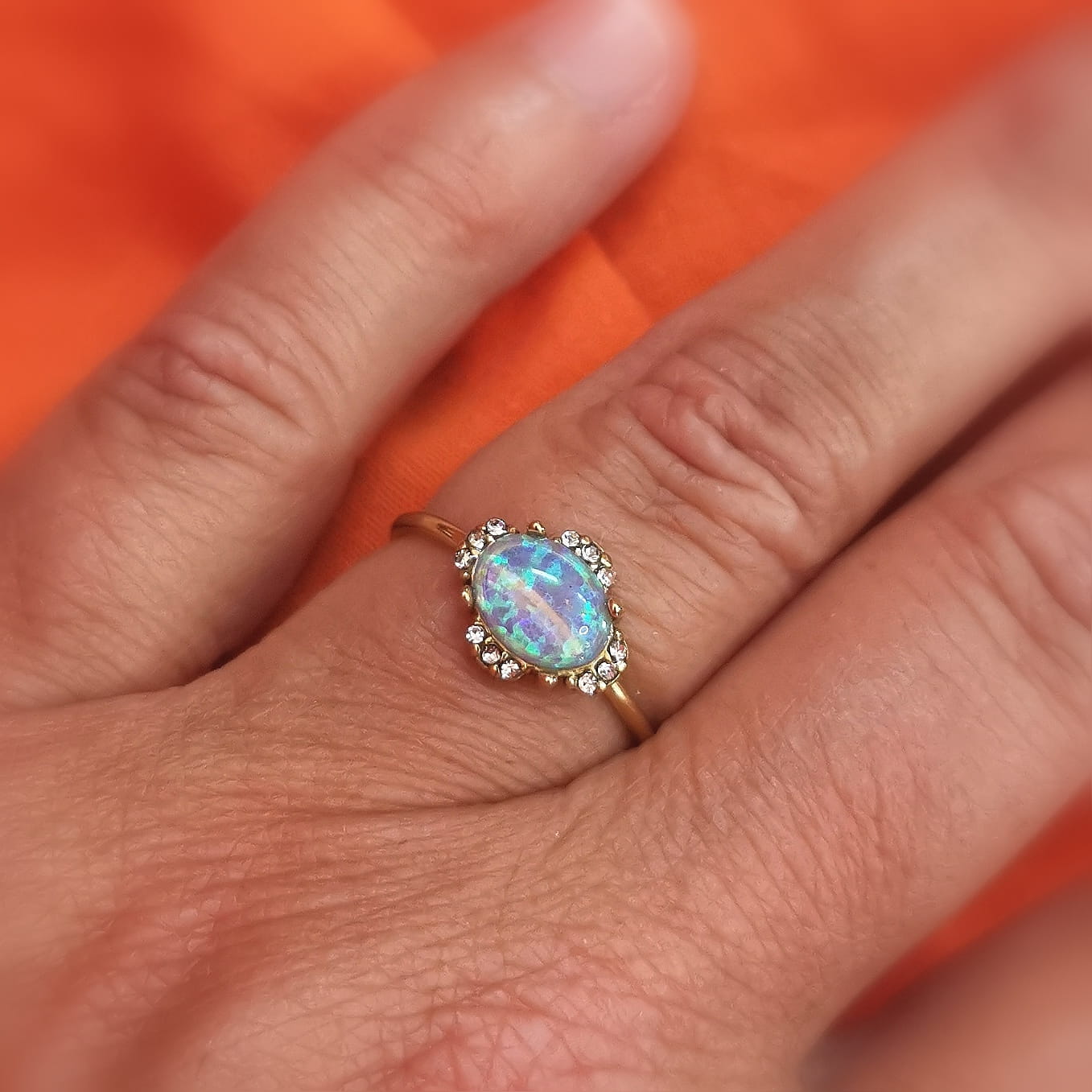 Opal Boho Ring 18 Karat vergoldet oval – Licht, Wandel & kreative Freiheit