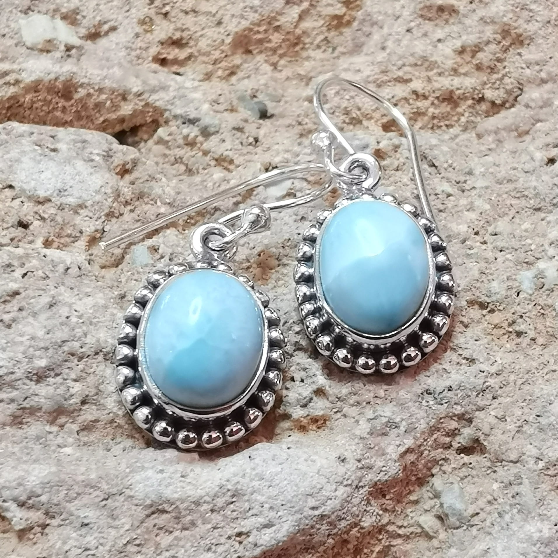 Larimar Edelstein Ohrringe oval – geweiht für Frieden, Freiheit & Meeresenergie