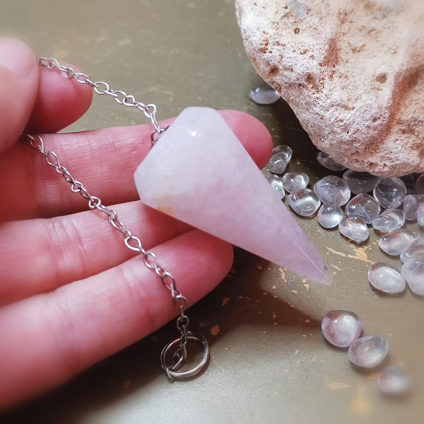 Rosenquarz Pendel mit Edelsteinspitze – geweiht für Liebe, Herzöffnung & Intuition