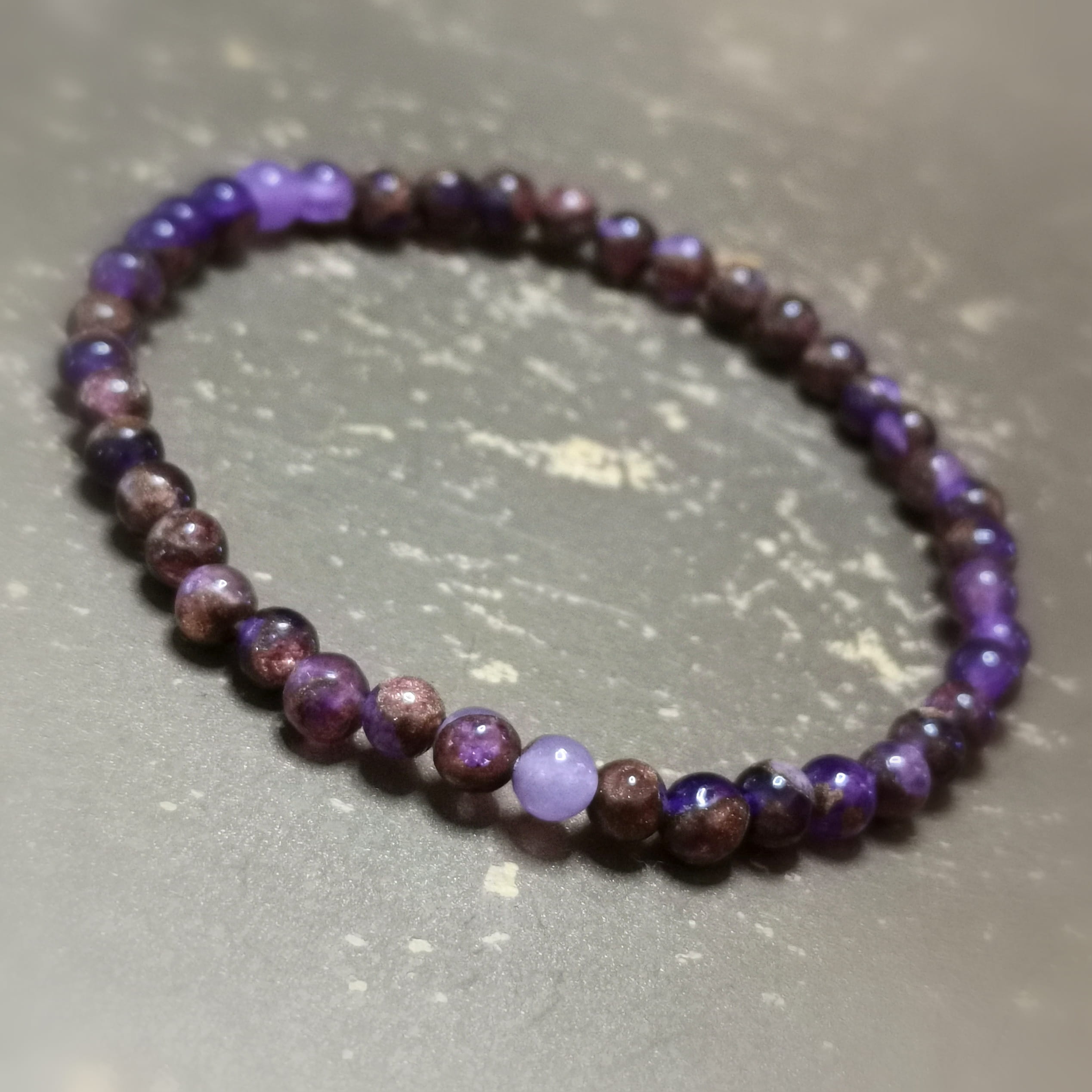 Lila Jaspis Yoga Karma Armband – geweiht für innere Stärke, Gelassenheit & Bewusstsein