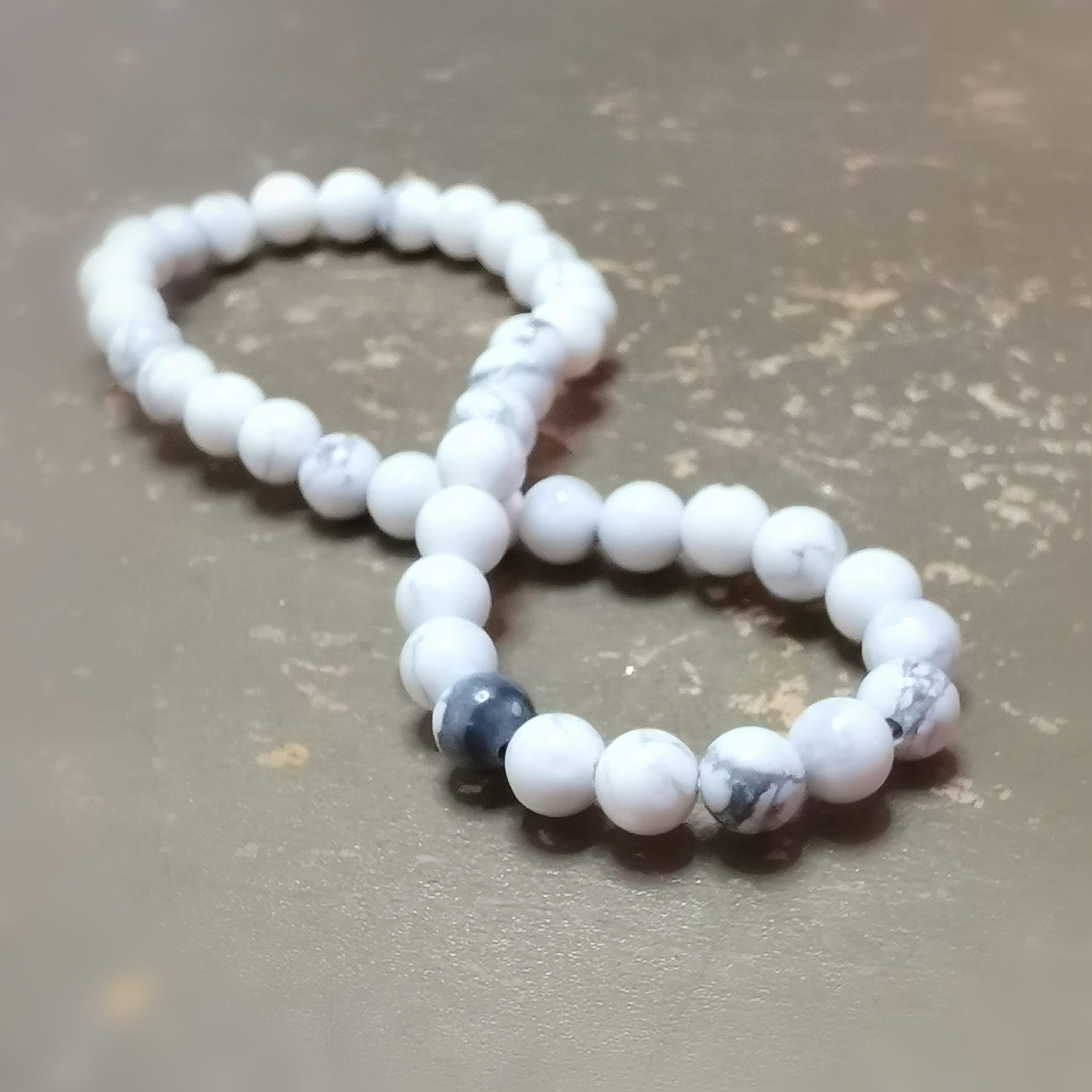 Howlith Edelstein Karma Yoga Armband – geweiht für Gelassenheit, Achtsamkeit & inneren Frieden