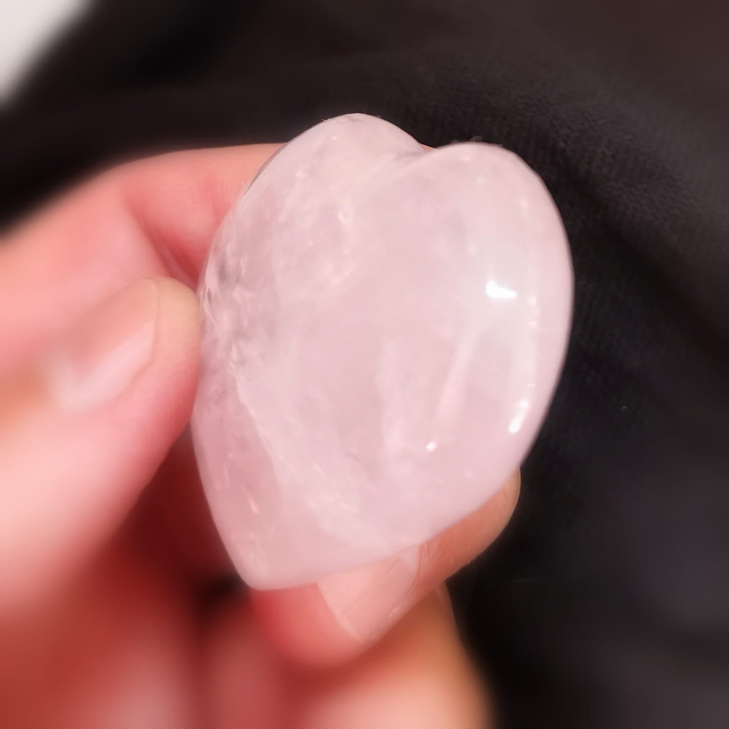Rosenquarz Edelstein Taschenherz – geweiht für Liebe, Geborgenheit & inneren Frieden