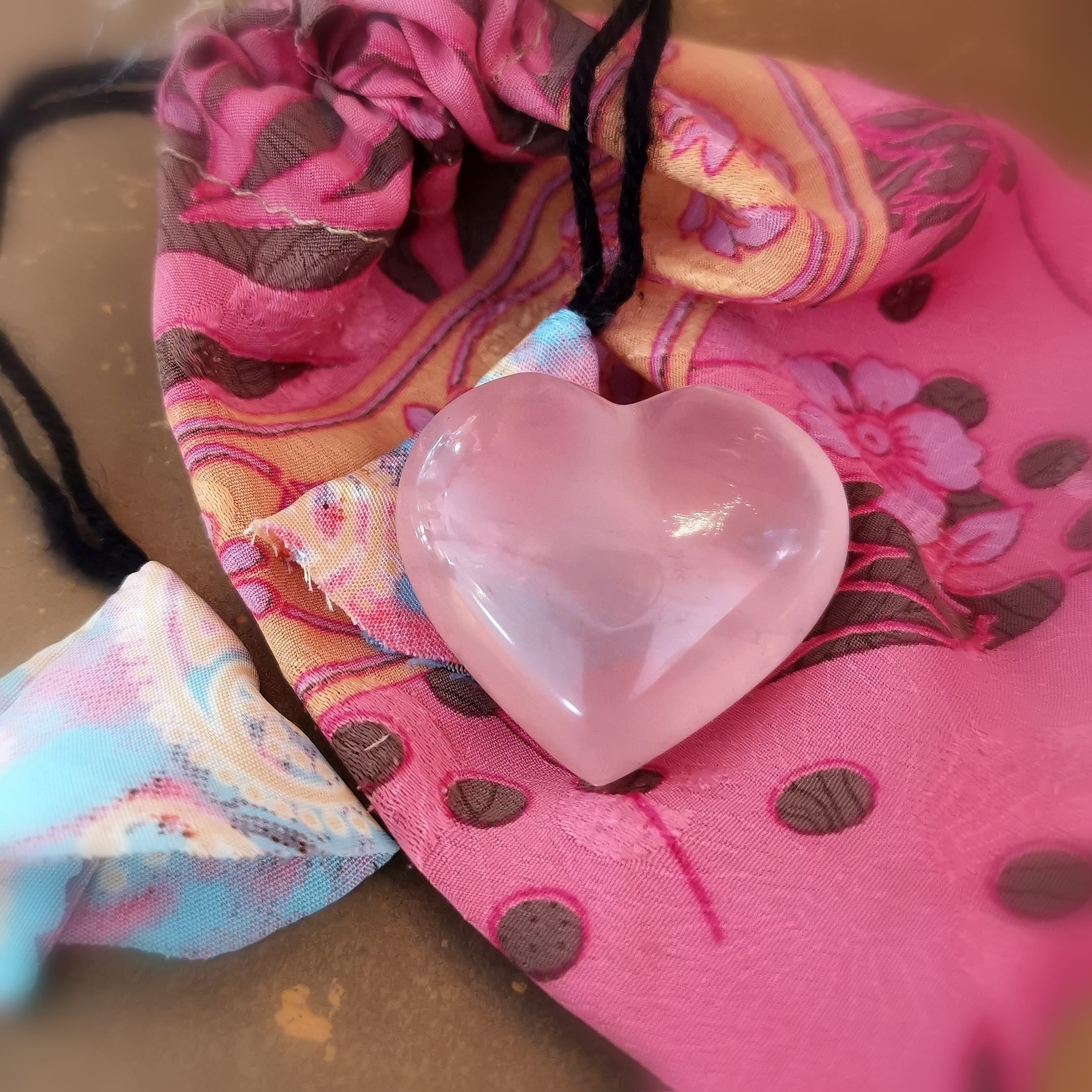 Rosenquarz Edelstein Herz A Qualität – geweiht für Liebe, Herzöffnung & inneren Frieden
