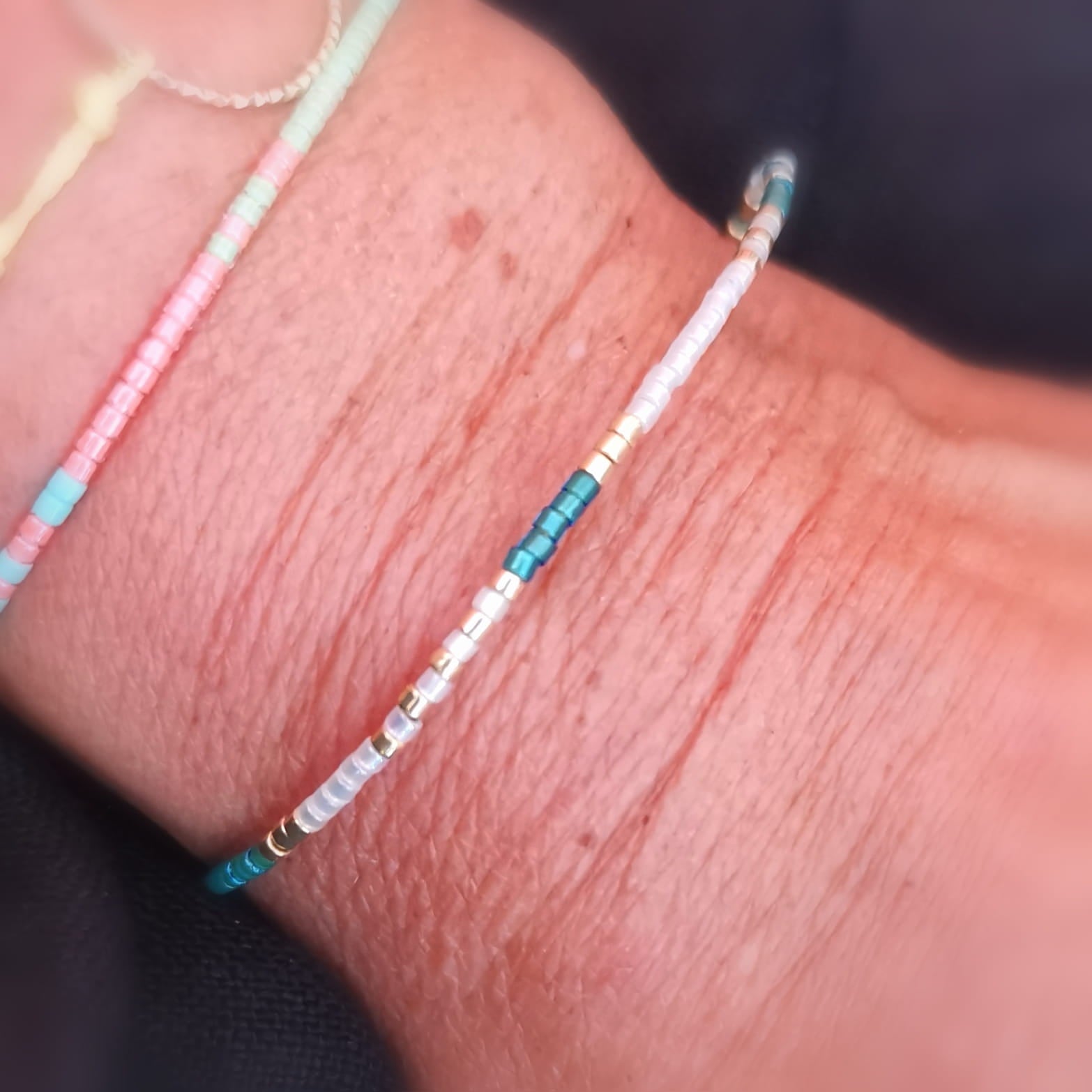 Miyuki Perlen Faden Armband Petrol Türkis Gold – geweiht für Freiheit, Harmonie & Lebensfreude