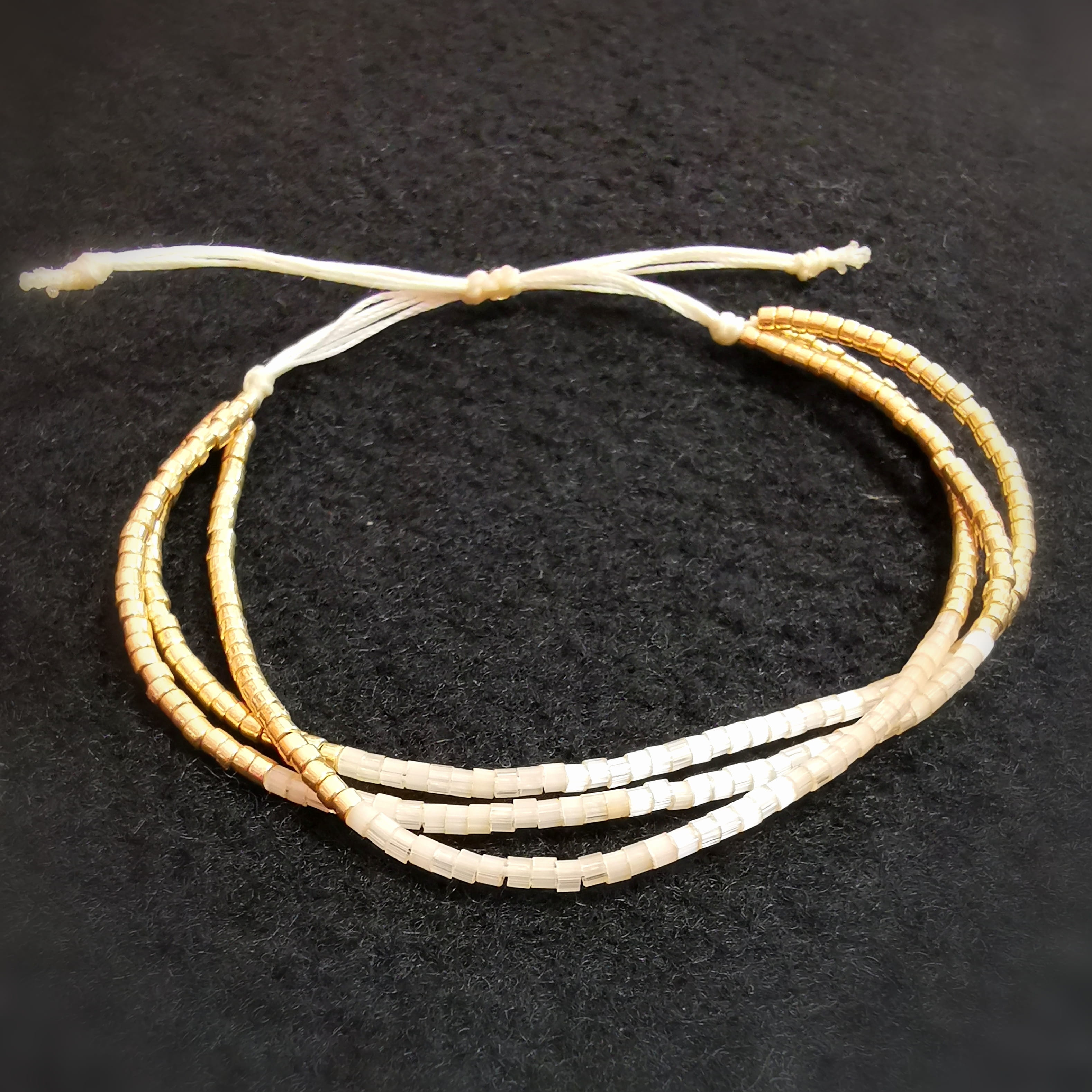 Miyuki Perlen Faden Lagen Armband Weiß Gold – geweiht für Leichtigkeit, Harmonie & Lebensfreude