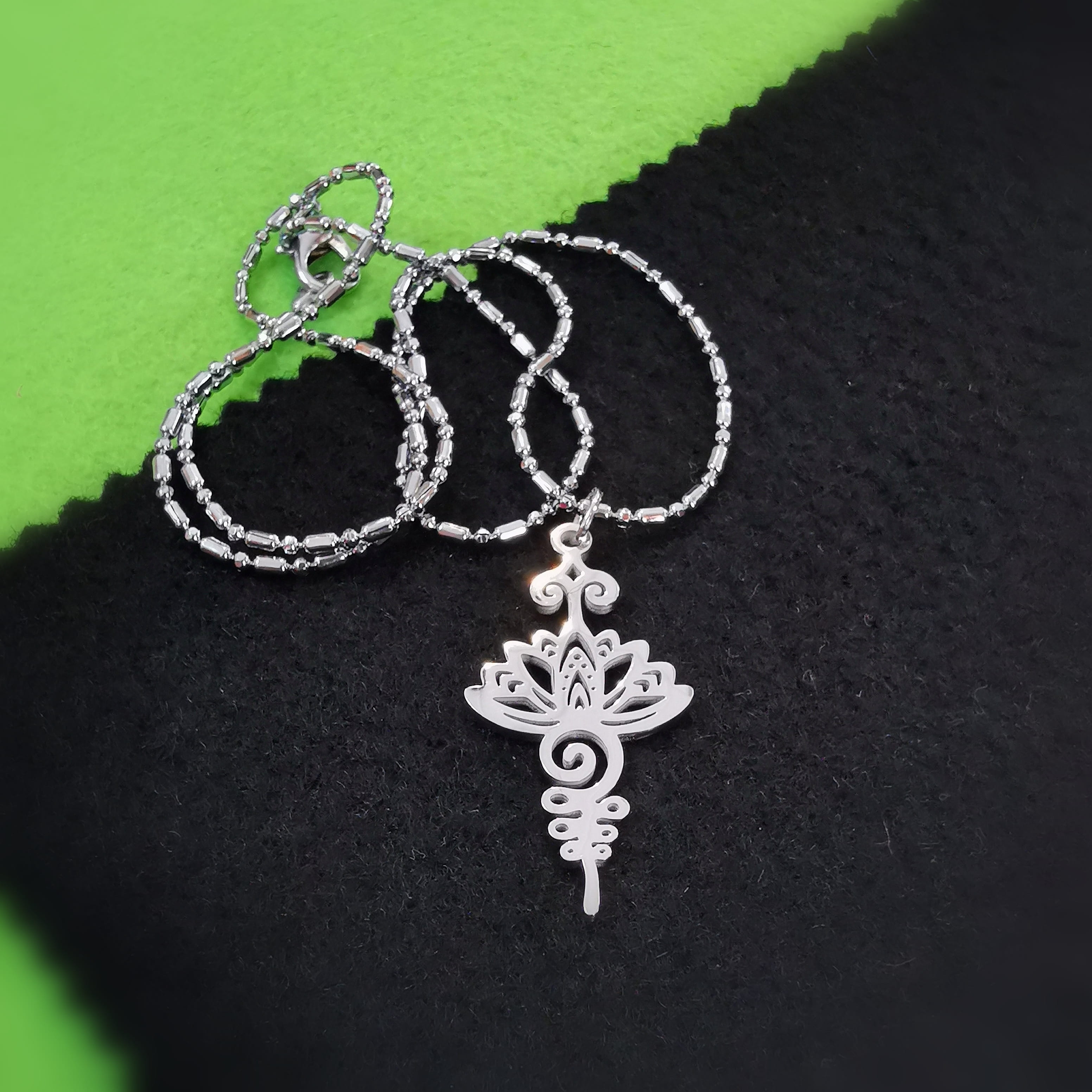 Yoga Lotus Edelstahl Kette Silber – geweiht für Inspiration, Achtsamkeit & inneres Wachstum
