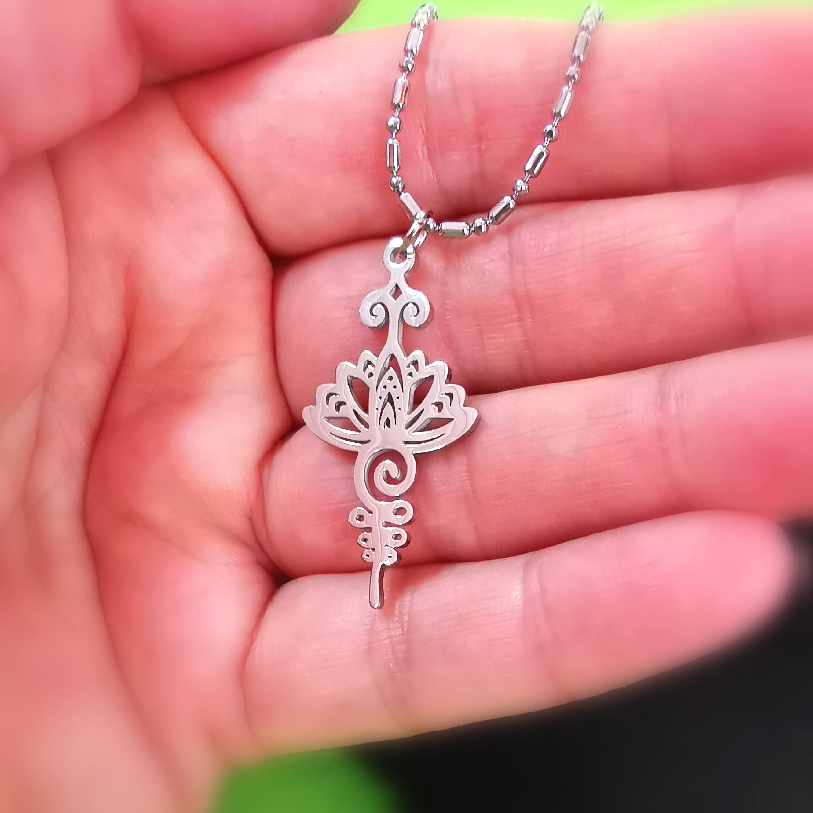 Yoga Lotus Edelstahl Kette Silber – geweiht für Inspiration, Achtsamkeit & inneres Wachstum