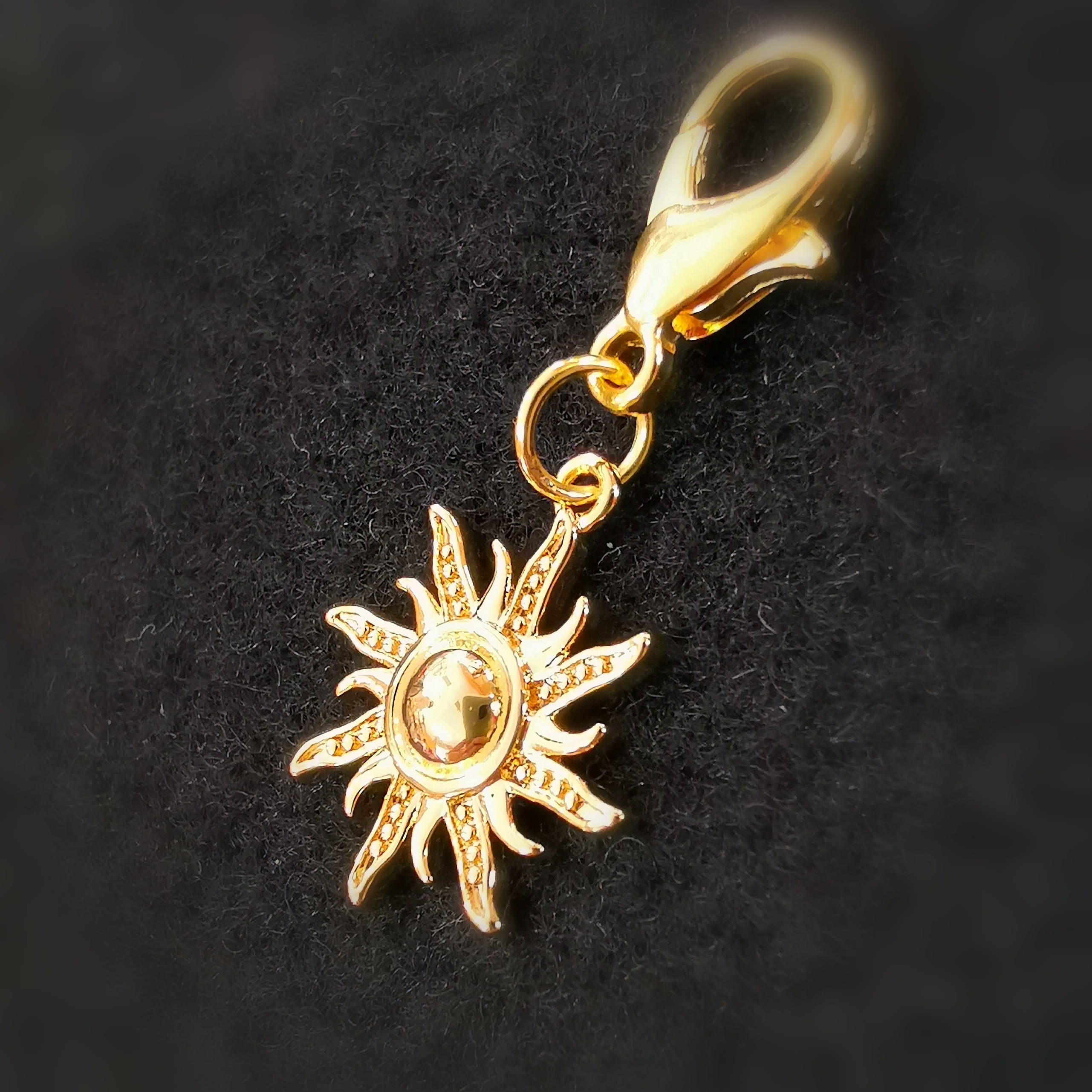 Gold Charm Sonne Edelstahl mit Karabiner – geweiht für Lebensfreude, Licht & neue Energie  