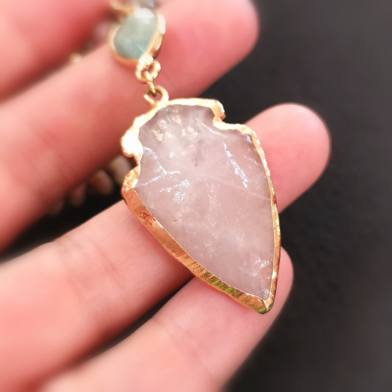 Lange Edelstein Kette mit Amazonit & Rosenquarz Pfeilspitze – geweiht für Liebe, Freiheit & innere Stärke