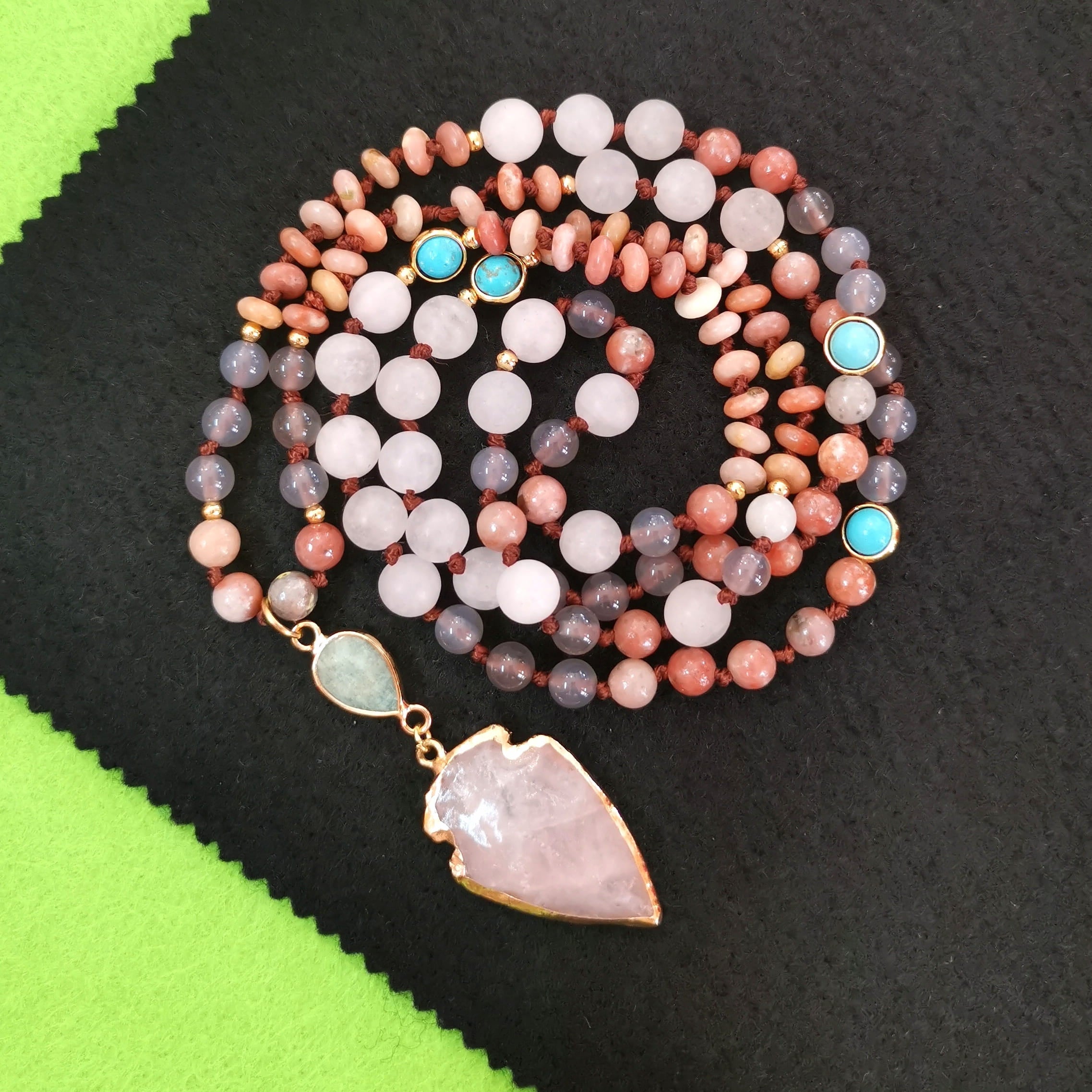 Lange Edelstein Kette mit Amazonit & Rosenquarz Pfeilspitze – geweiht für Liebe, Freiheit & innere Stärke