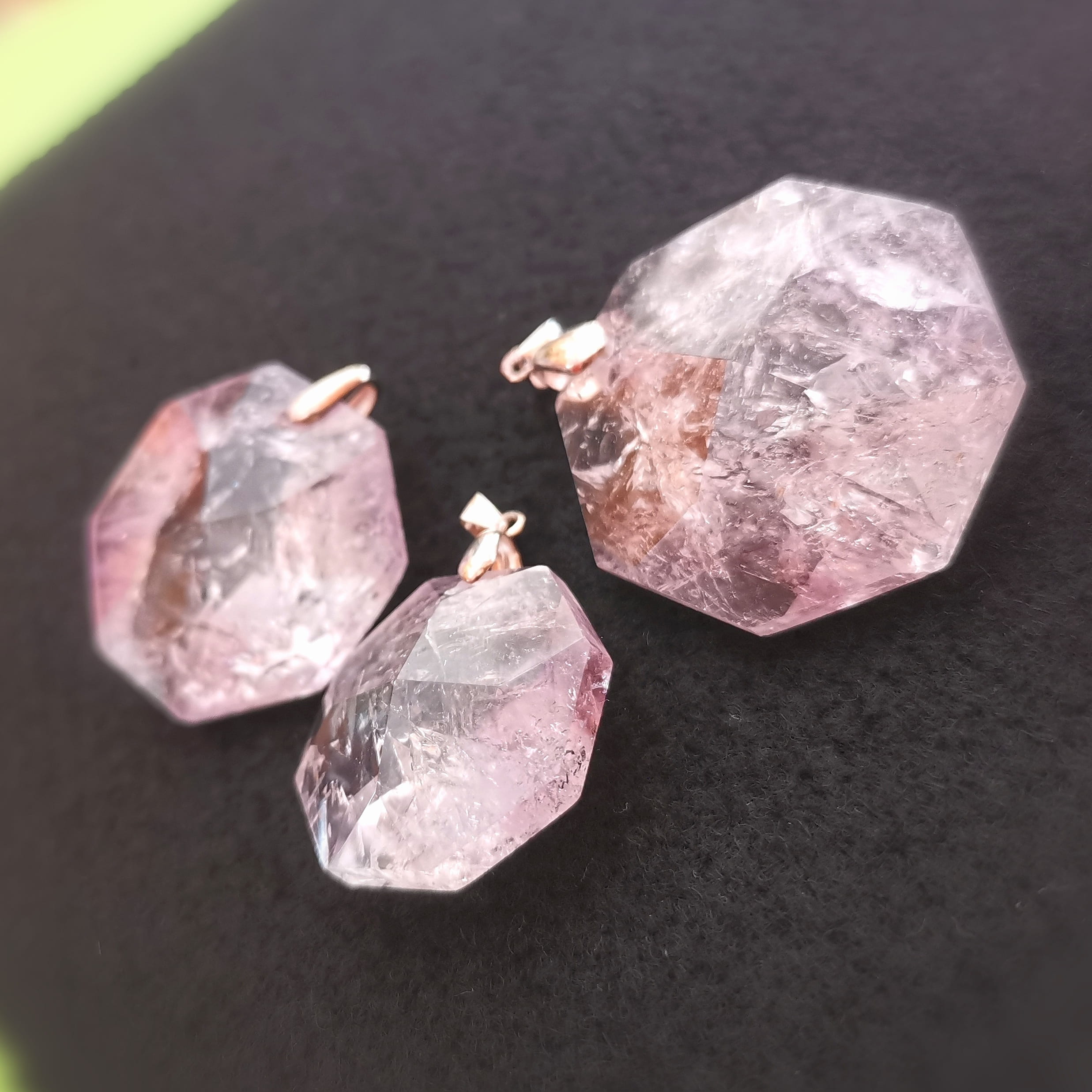 Chakra Amethyst Feenstein Edelstein Anhänger – geweiht für Wünsche, Intuition & Spiritualität