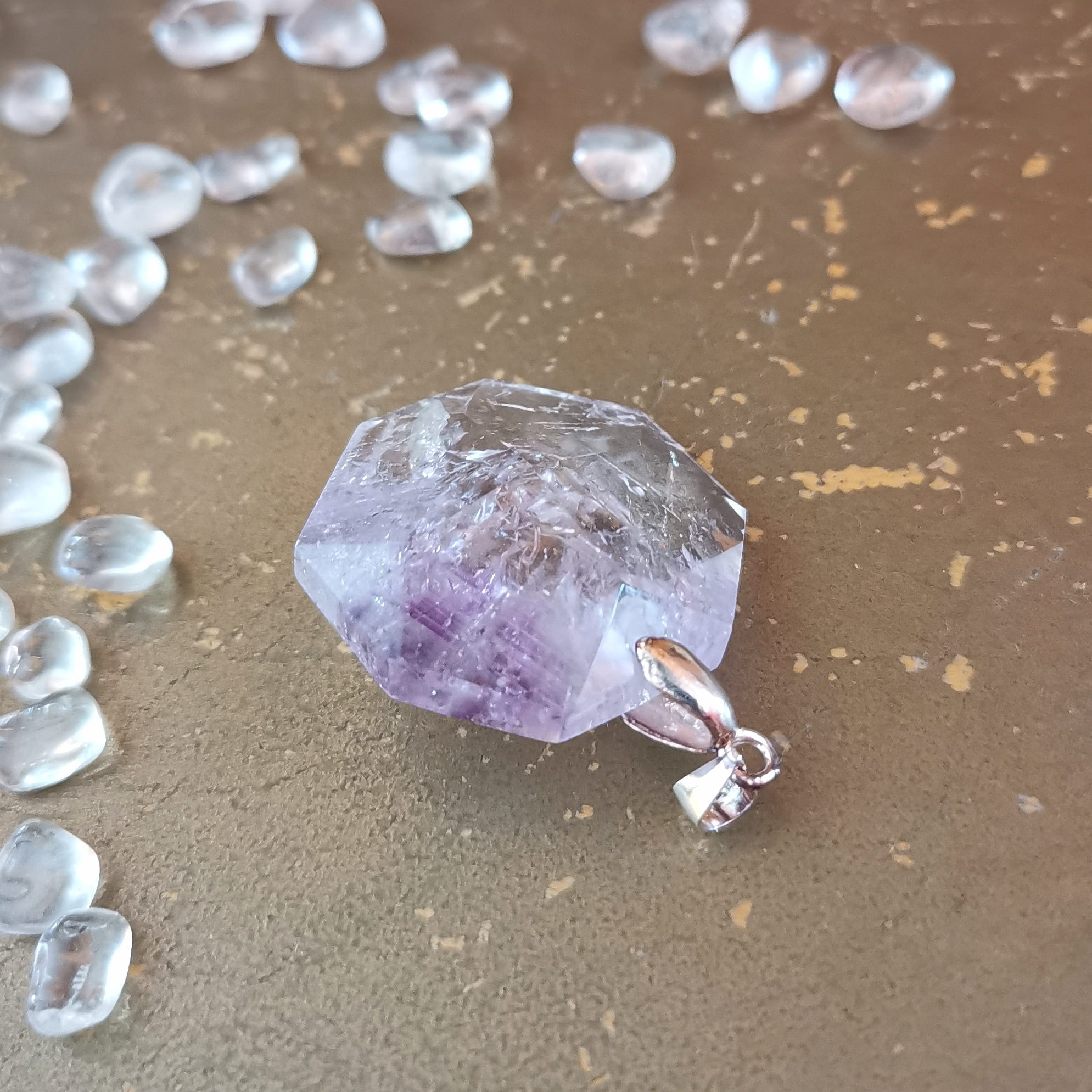 Chakra Amethyst Feenstein Edelstein Anhänger – geweiht für Wünsche, Intuition & Spiritualität