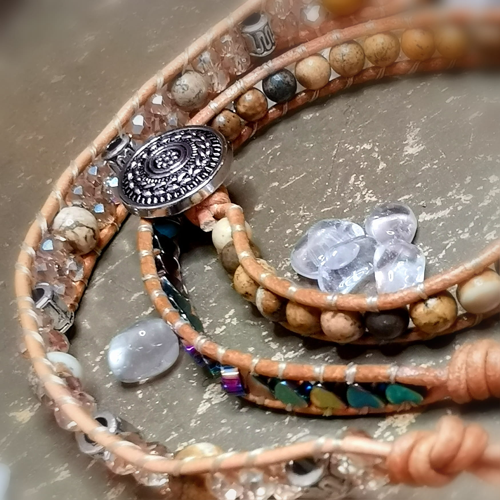Landschaftsjaspis Hämatit Edelstein Leder Wickelarmband – geweiht für Erdung, Stabilität & innere Stärke