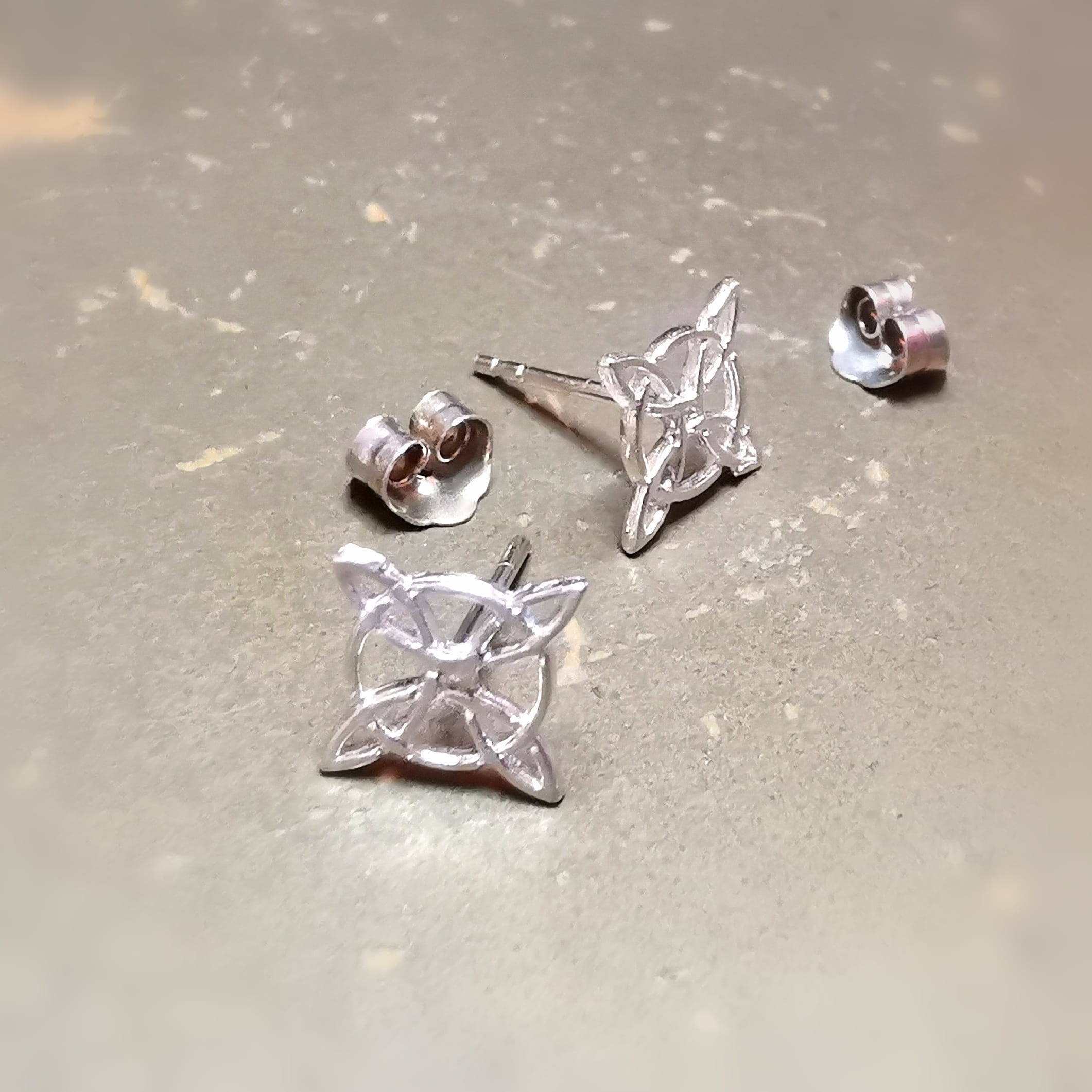 Hexenknoten Ohrstecker Sterlingsilber – Mystik, Schutz & Intuition