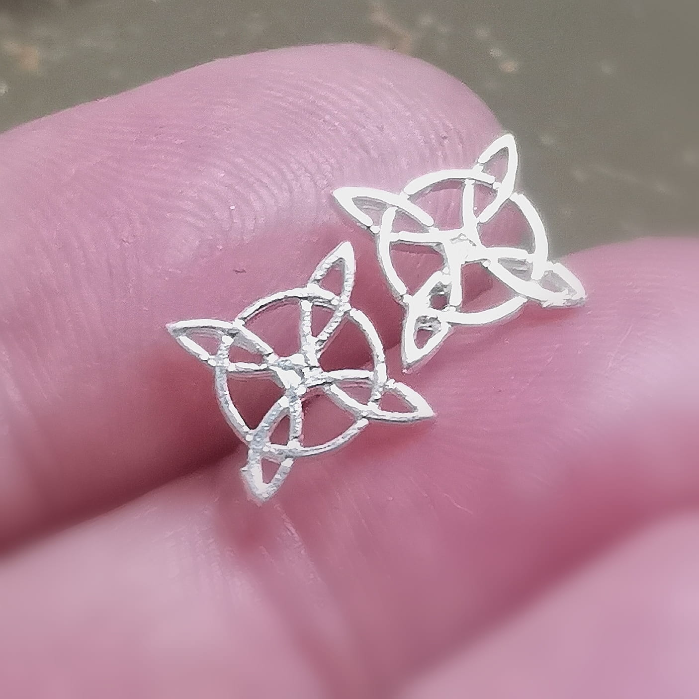 Hexenknoten Ohrstecker Sterlingsilber – Mystik, Schutz & Intuition